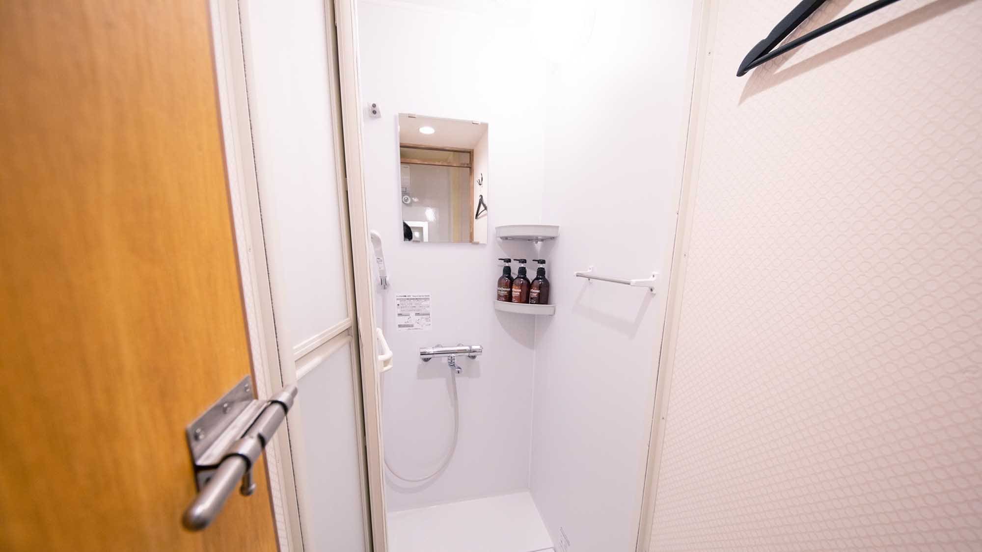 ・ [Women only] There are two shower booths. * Men are not allowed to enter the room.