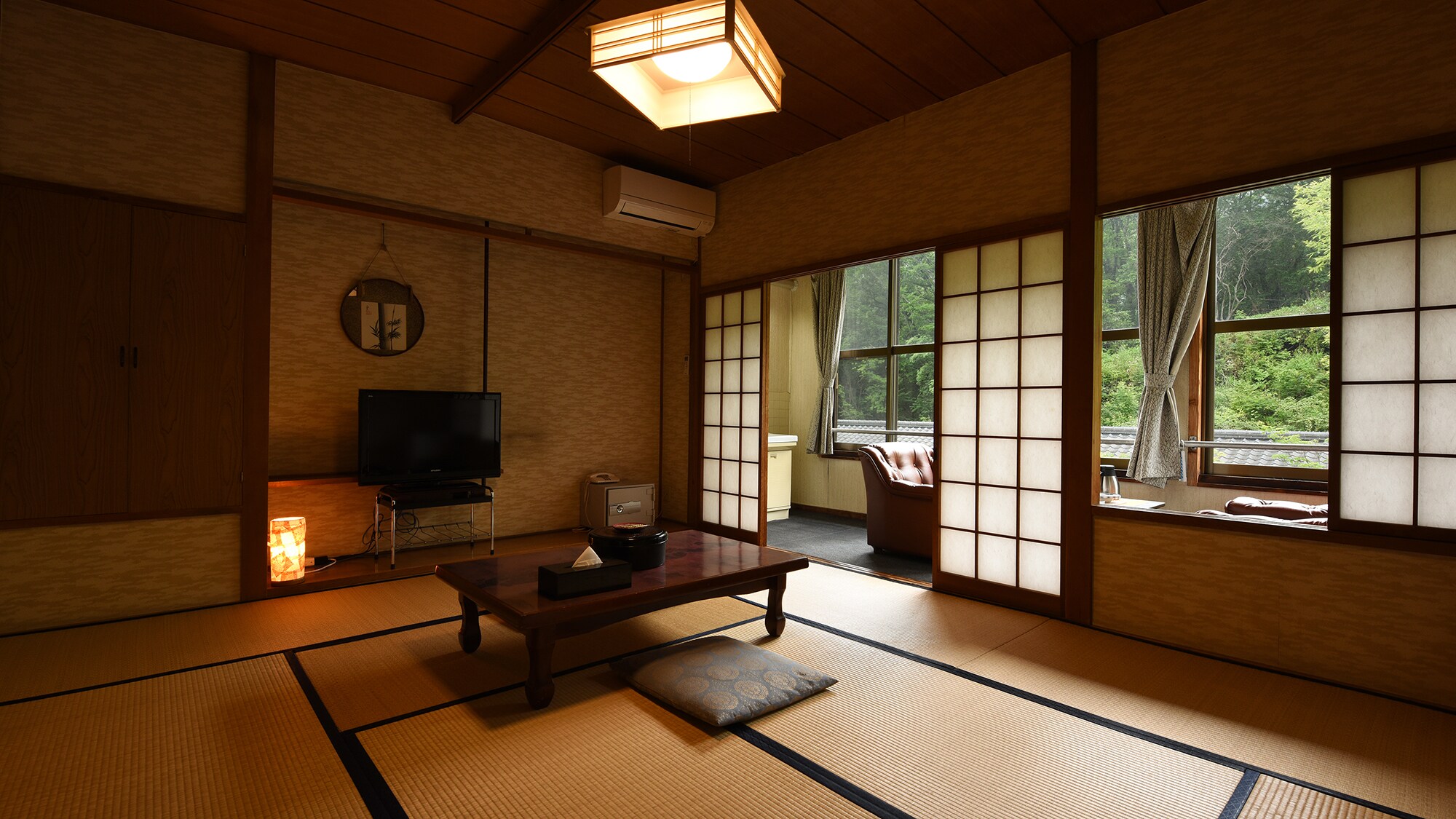 *[Main building Japanese-style room, 10 tatami mats] This 10 tatami mat room is recommended for families.