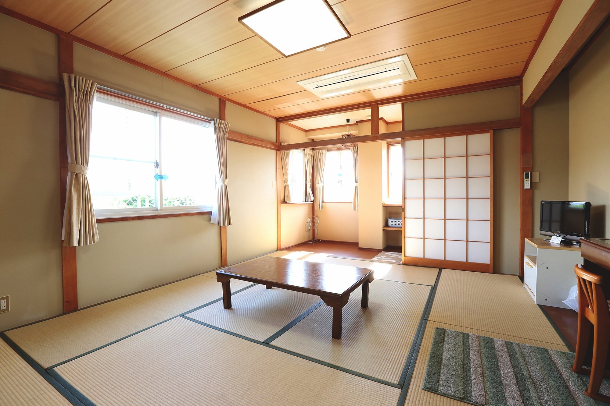 A spacious and bright Japanese-style room with 10 tatami mats (bathroom included).