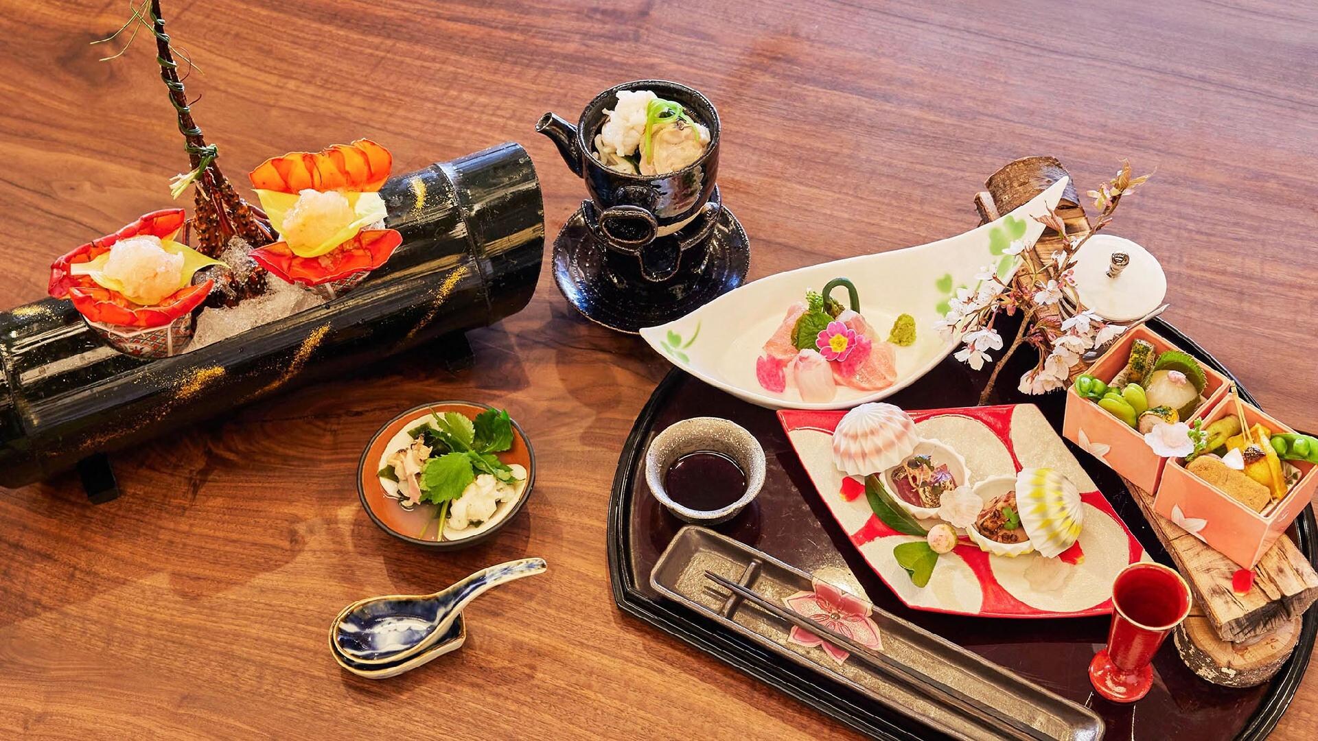 ・[Dishes (example)] Kaiseki cuisine featuring plump spiny lobster sashimi and seasonal ingredients