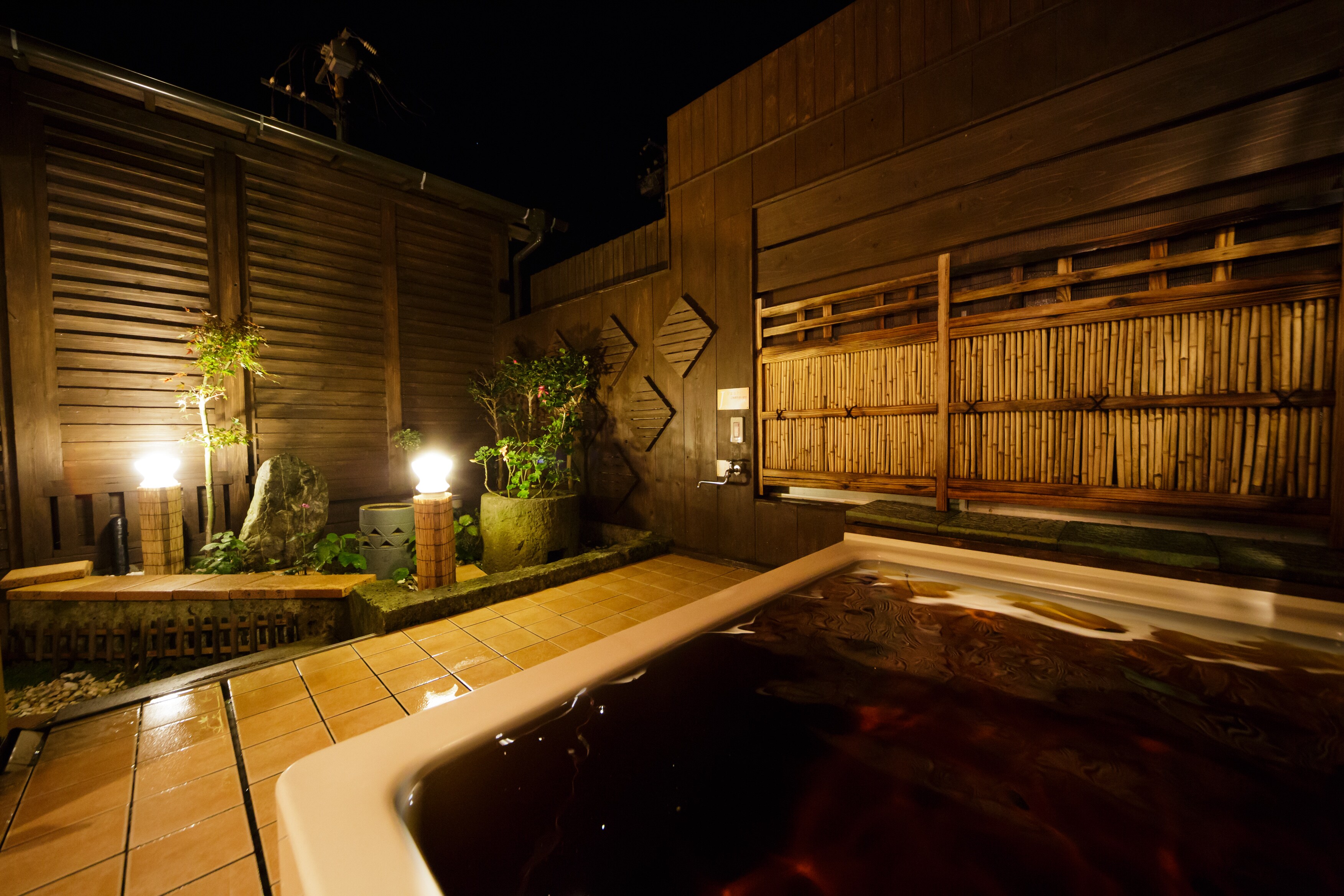 Enjoy the open-air bath while gazing at the starry sky