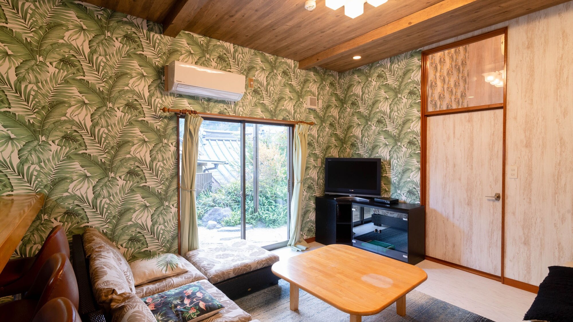 ・【Living room】You can sit on the sofa and relax.