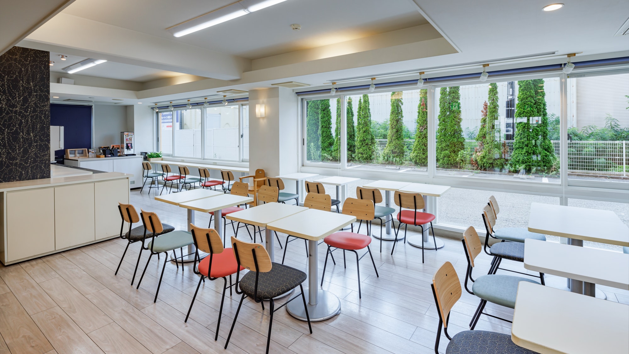 [Lounge space] Available for breakfast. Enjoy your time here with a welcome drink service.
