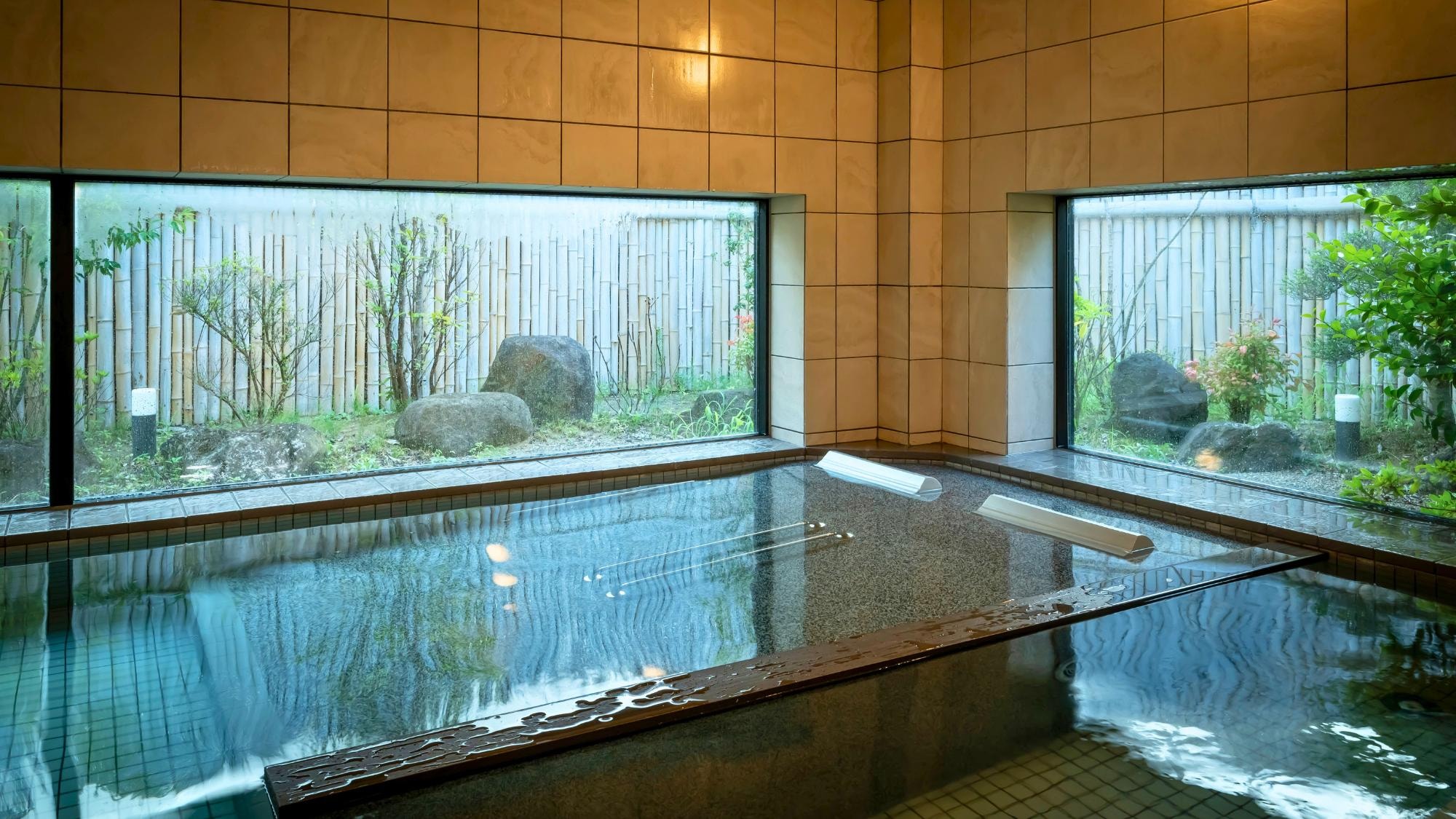 We have created a "lying bath" in each of the large public baths for men and women. Relax in luxury surrounded by soft water.