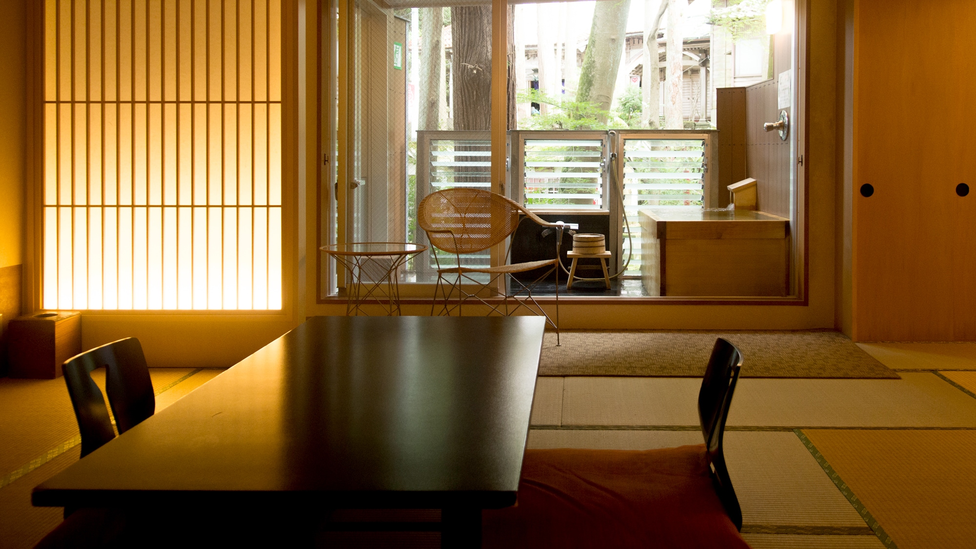 客房內設有檜木製成的源泉直供露天浴池（例）