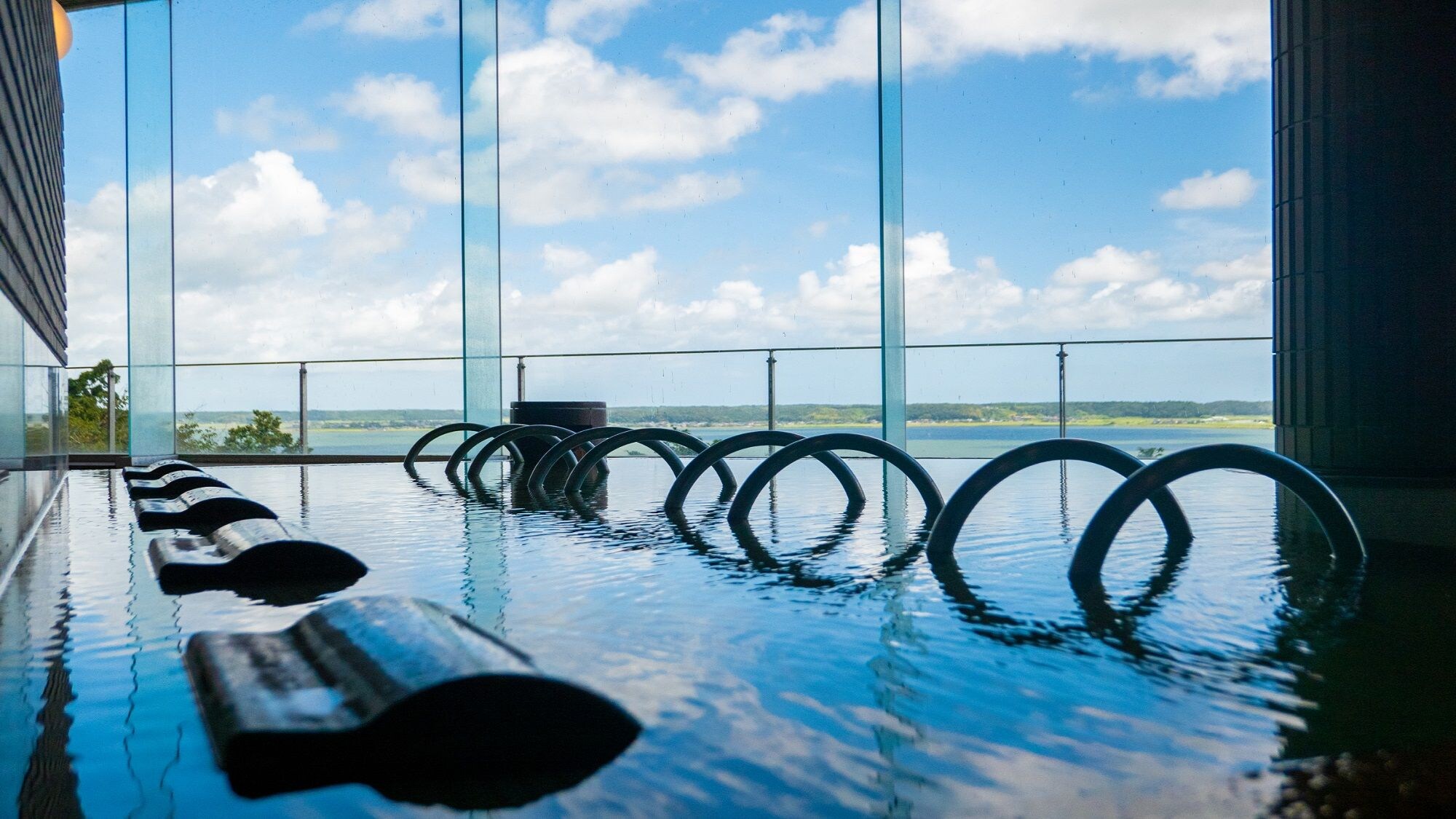 There is also a reclining bath where you can relax.