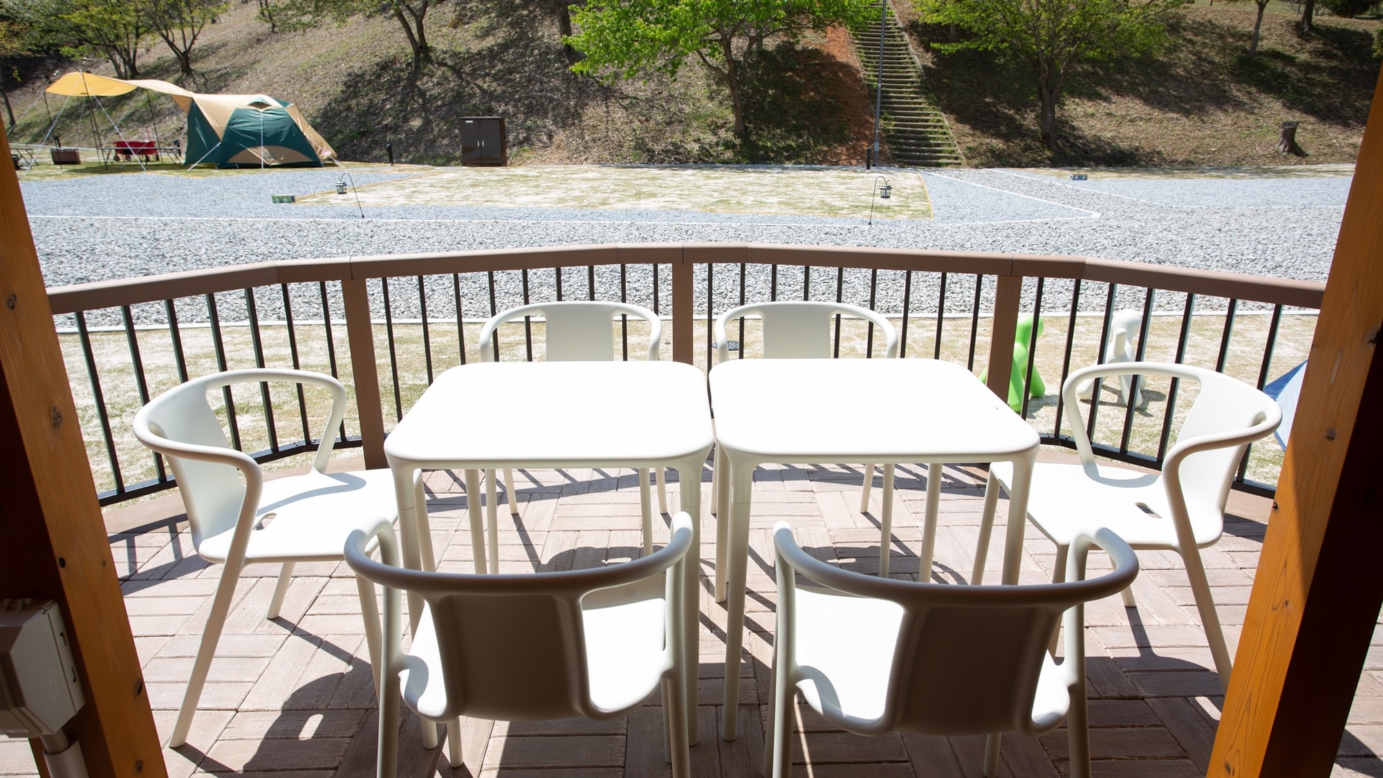 * [Grand Cabin] The deck is sunny. It is the best space for sunbathing as well as BBQ.