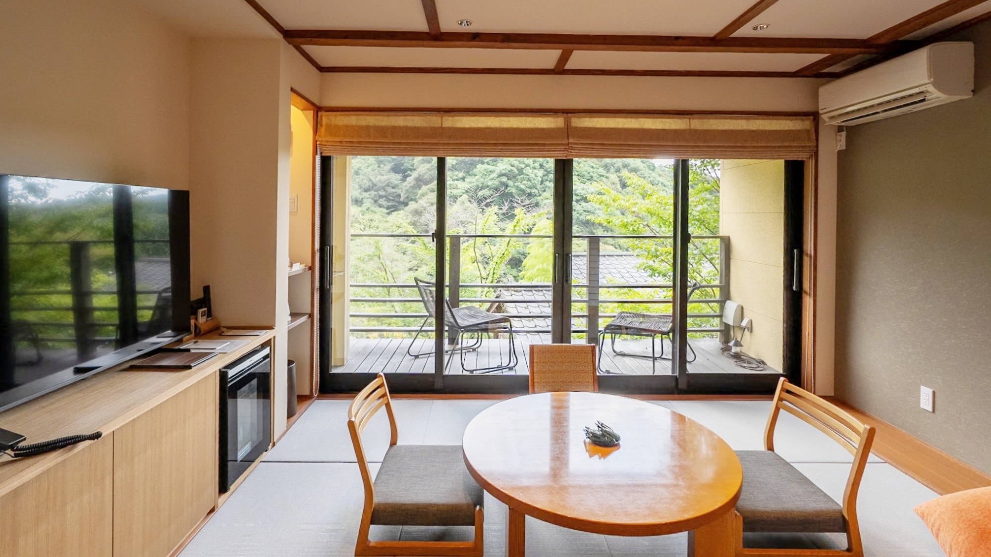 [Example of a Japanese-Western style room] This room is a Japanese-style room, but it is equipped with a low bed on a raised platform.