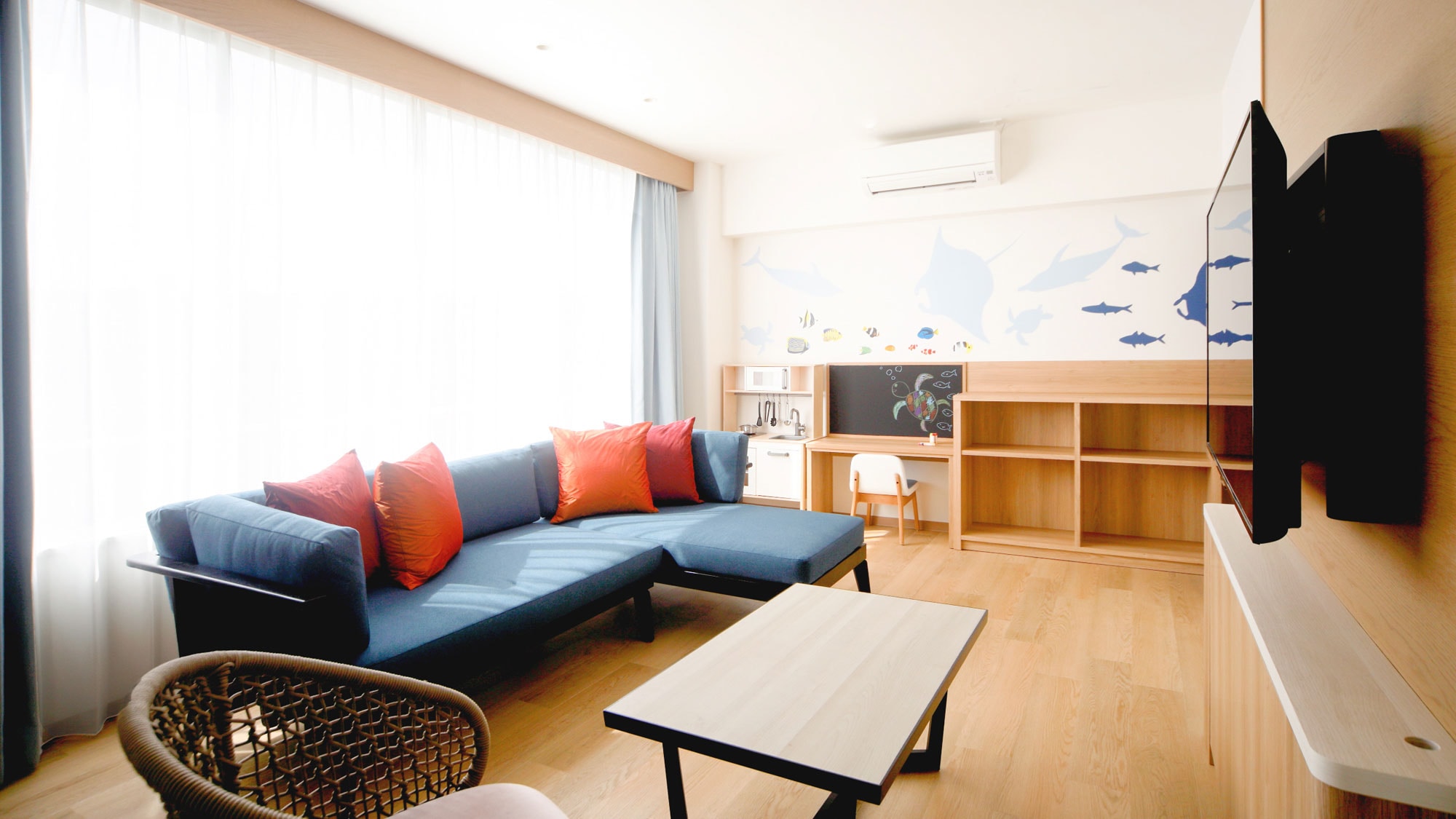 [Main building/Family room A type] The whole family can relax with a large sofa in a large space.