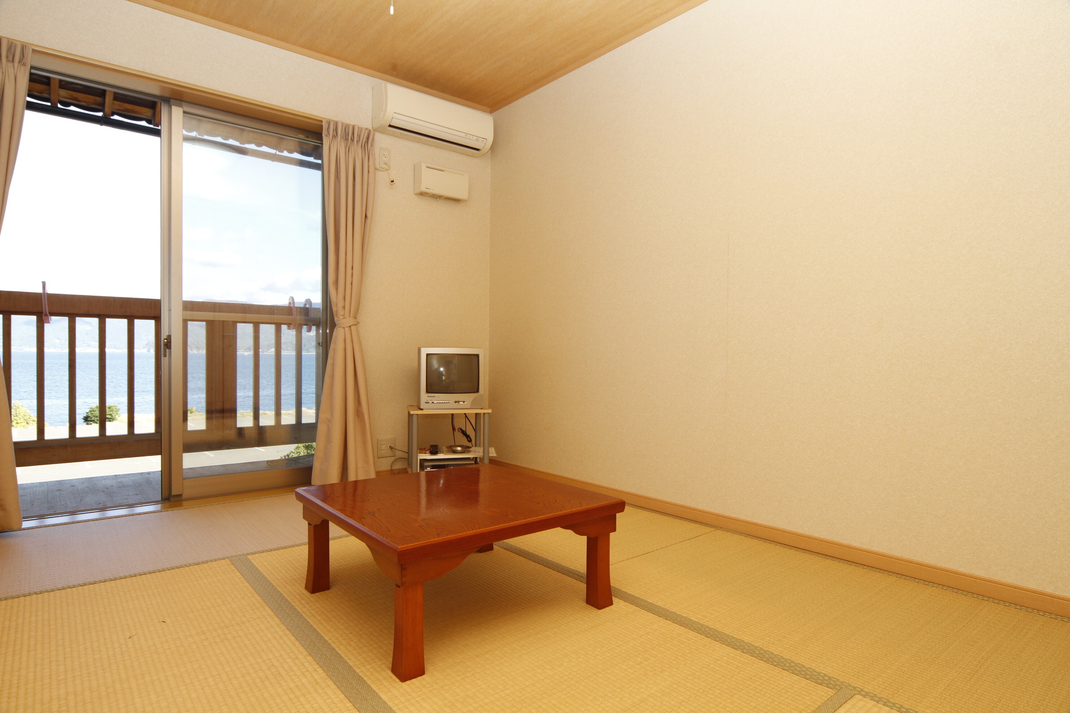 Japanese-style room★At our hotel, guests are required to lay out their own futons. Thank you for your understanding.