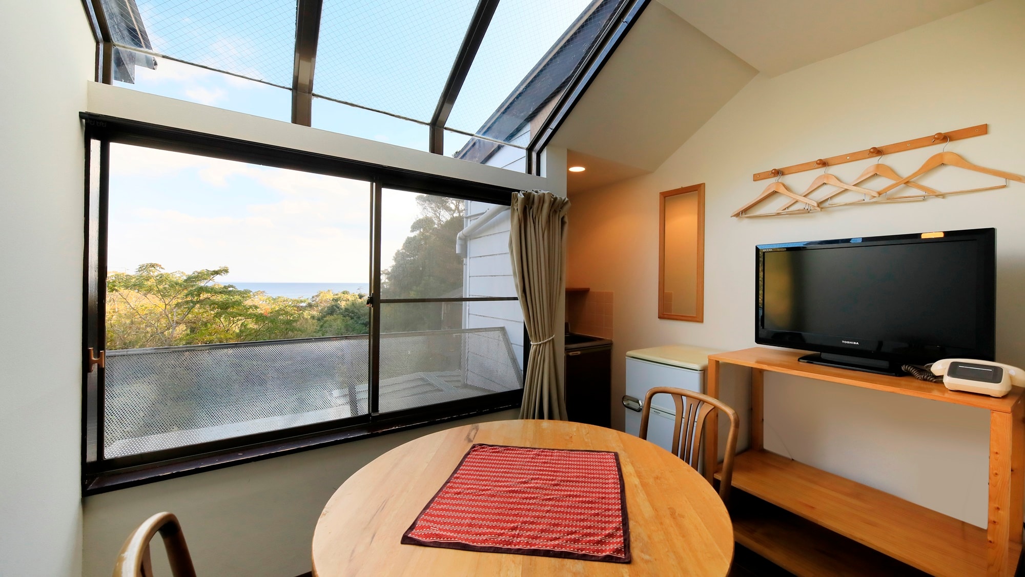 Twin room with sunroof overlooking the sea | The room is on the 2nd floor, so you can see the sea from the window.