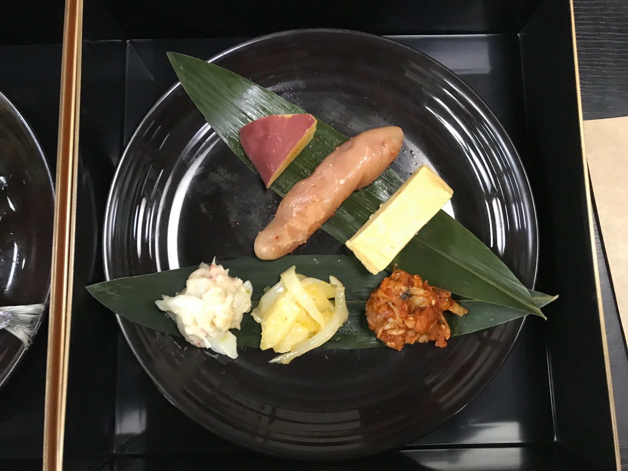 Ingredients for a seafood bowl (example).
