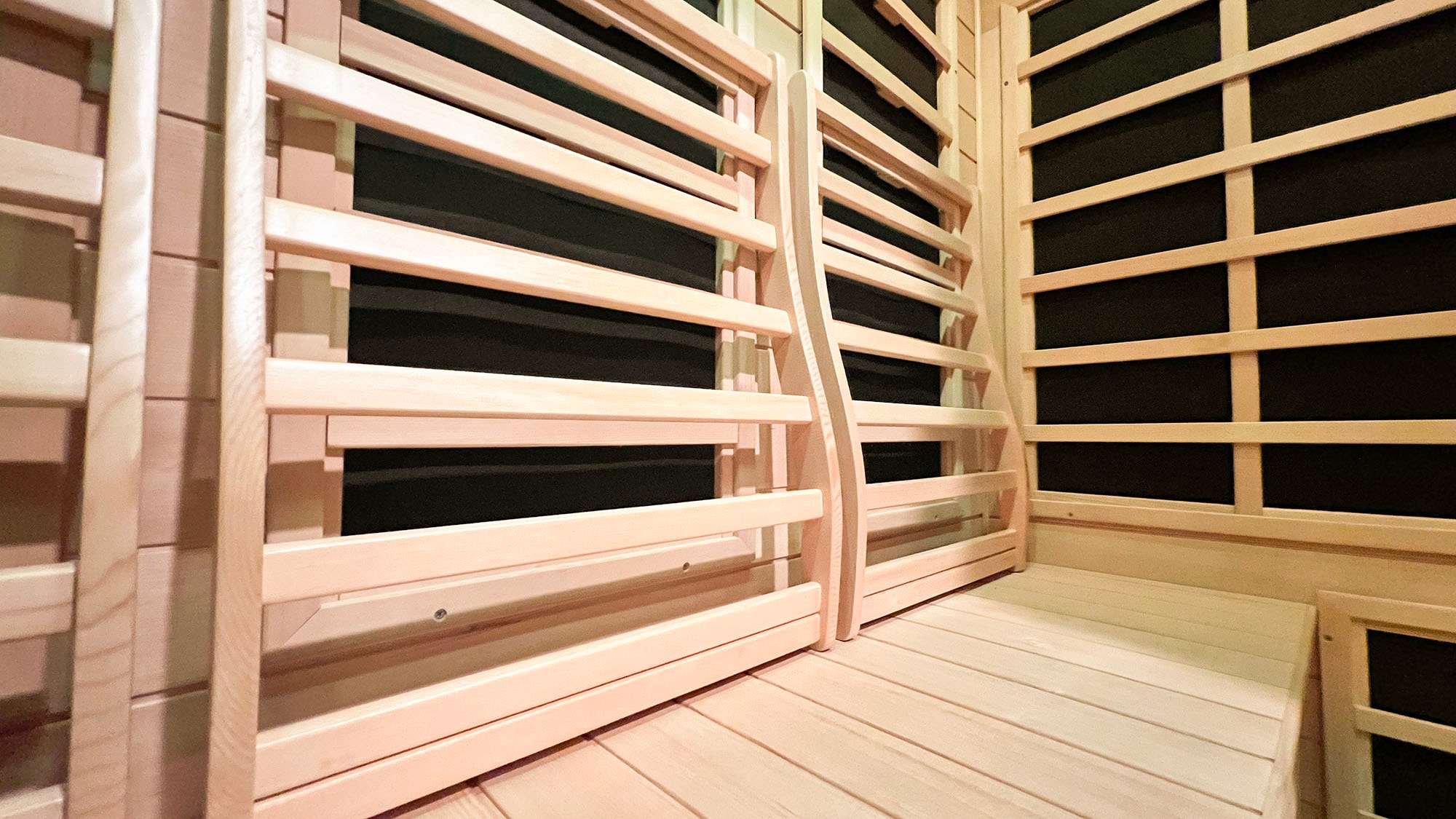 ・[Tomon, Munen, and Yukiha] There are curved backrests. Experience the comfort of "Totonoaru"