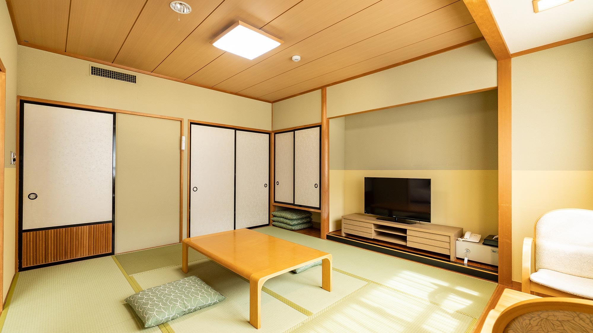 Annex-Japanese and Western room twin + 8 tatami mats / non-smoking / capacity ~ 5 people