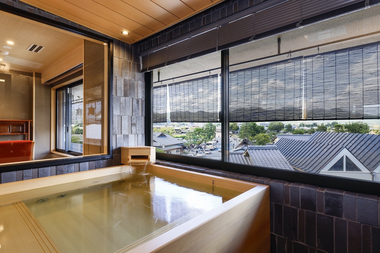 Kogō no Ma (semi-open-air bath)