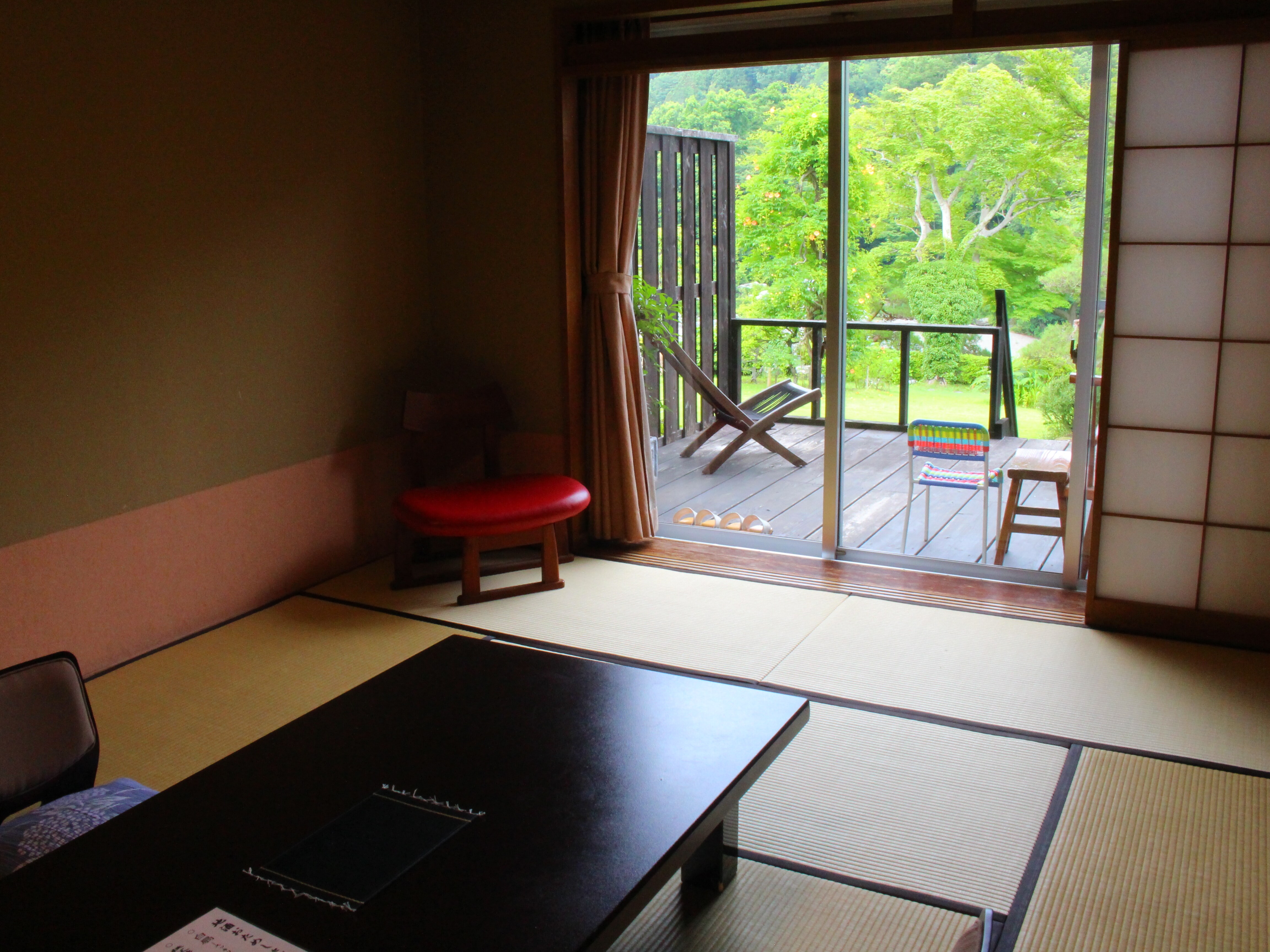 1F 102室設有木甲板和通往花園的樓梯