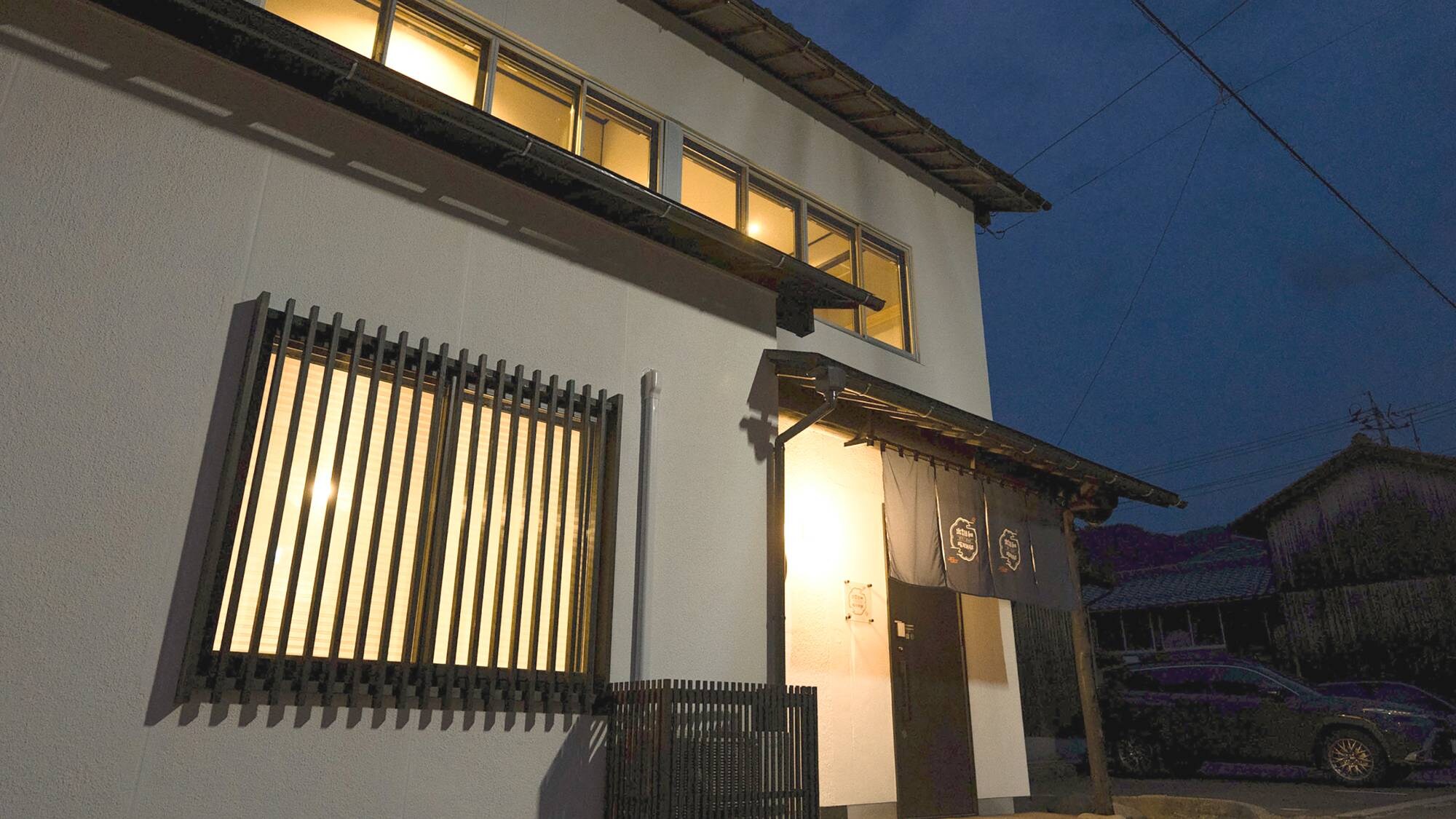 ・[外觀] 距離出雲大社步行5-6分鐘。尋找深藍色的商店窗簾