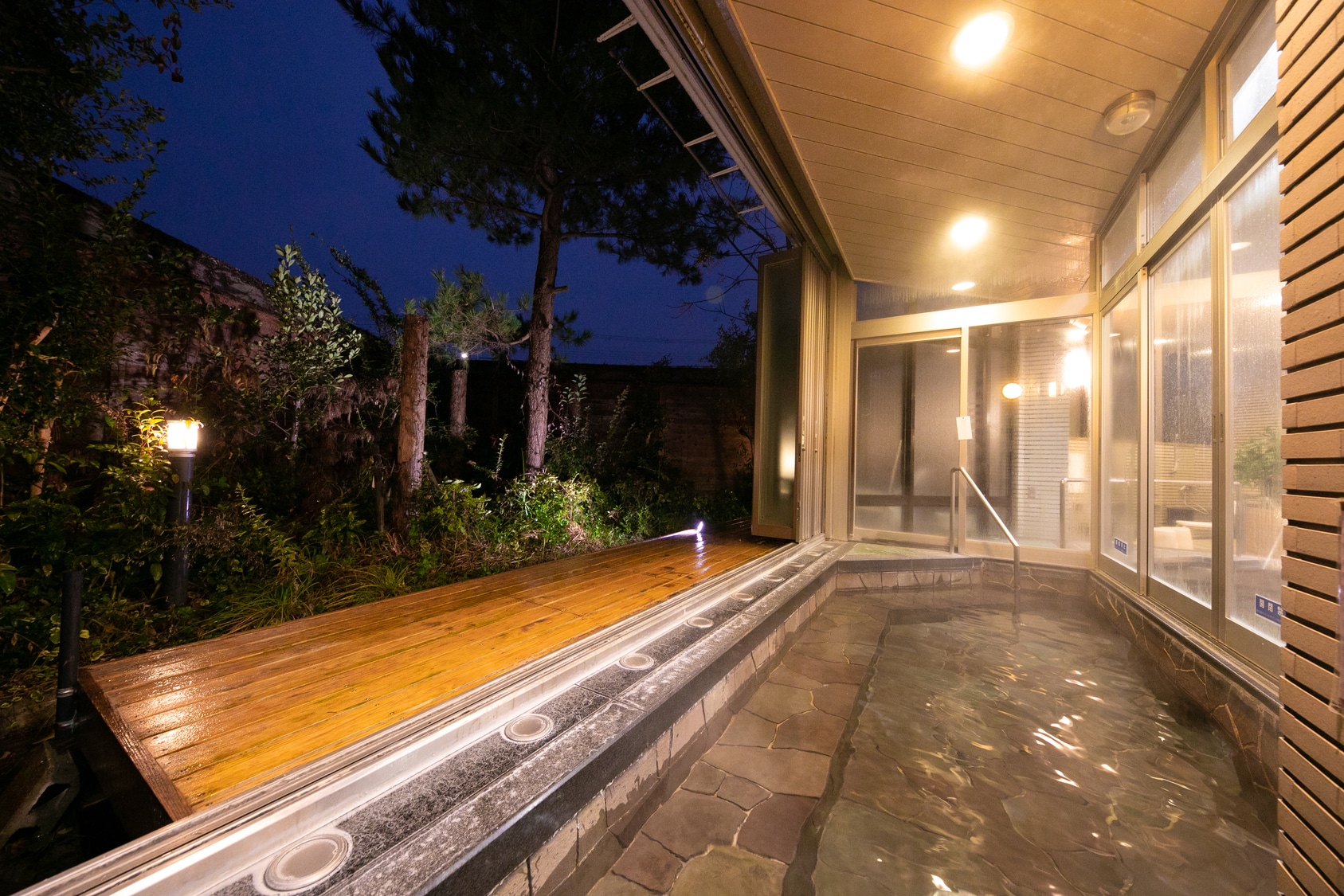 Open-air bath: You can enjoy outdoor bathing, which is rare in a home bath.