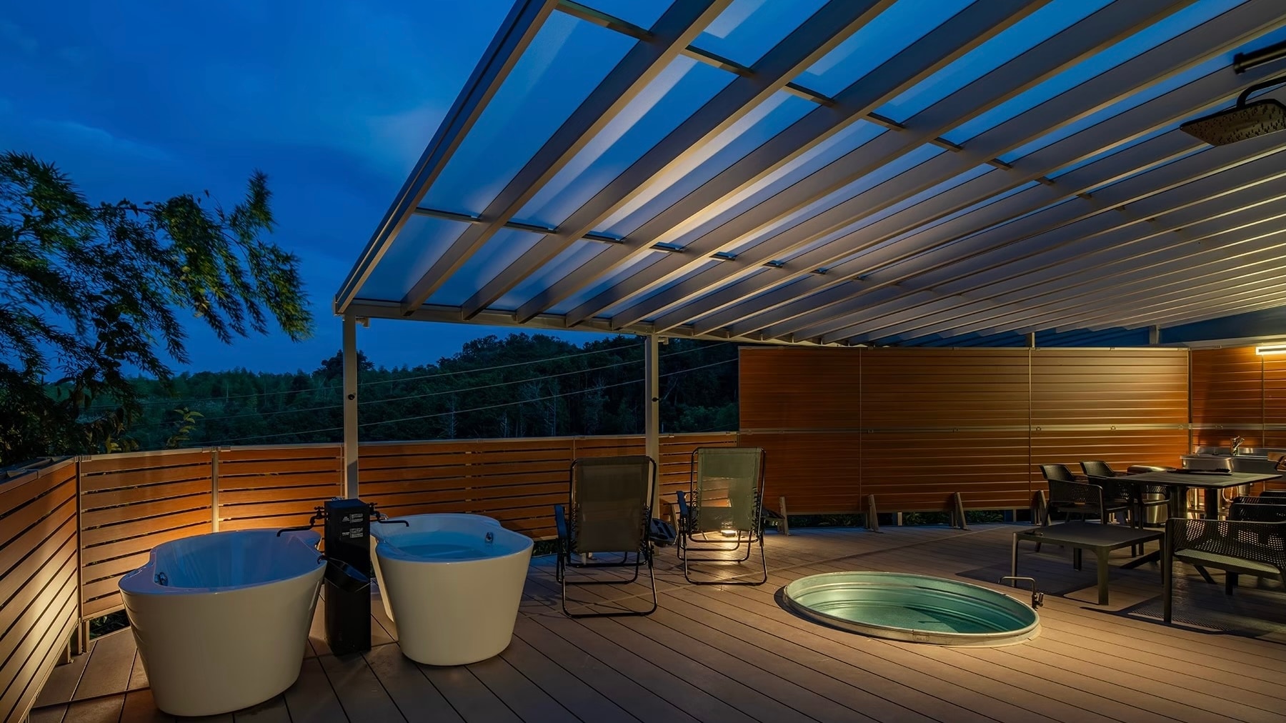 <Wood deck (night)> There is a sauna, an open-air natural hot spring bath, a cold water bath, and a BBQ space.