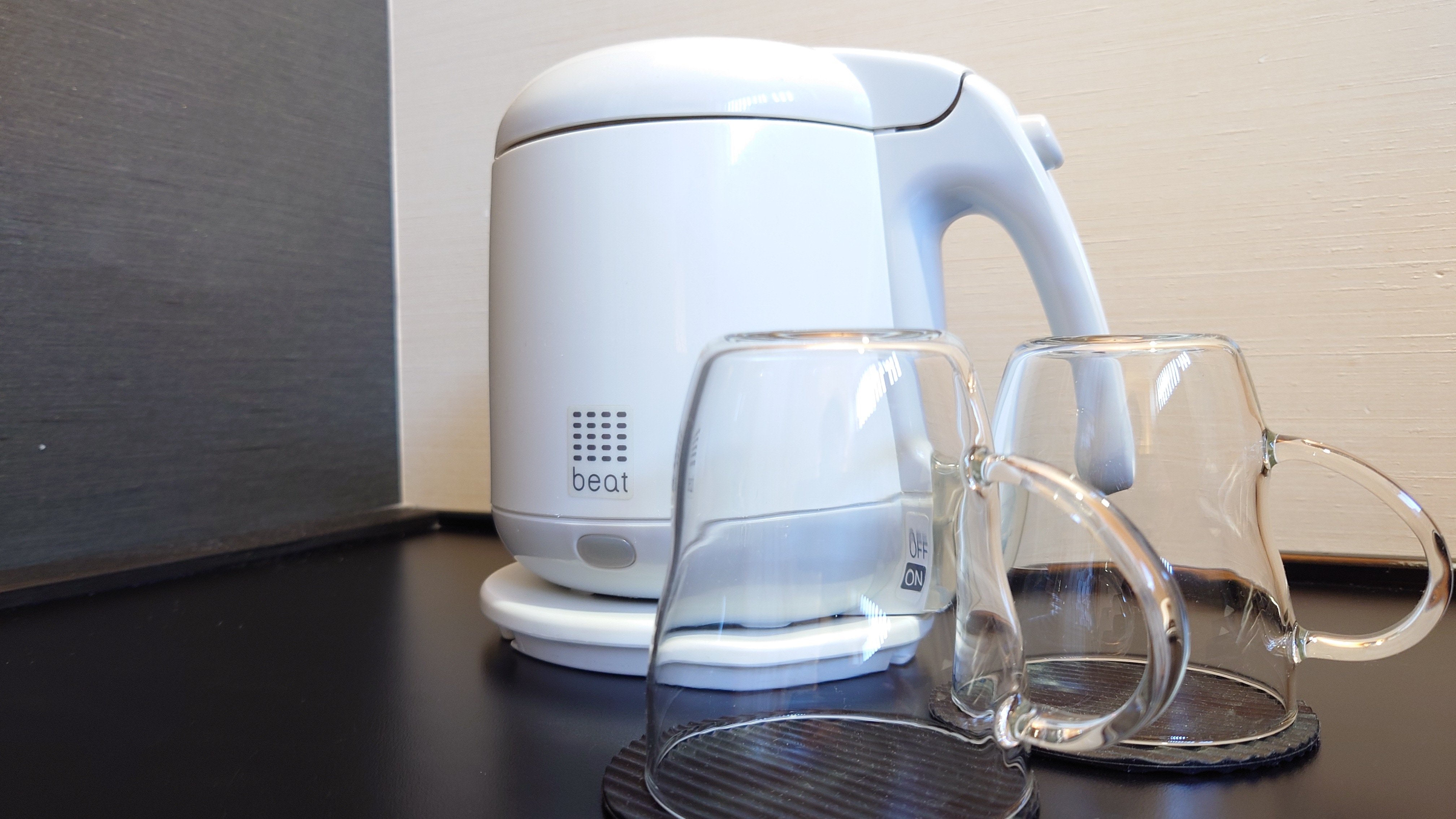 Kettle and insulated glasses (single and twin room equipment)