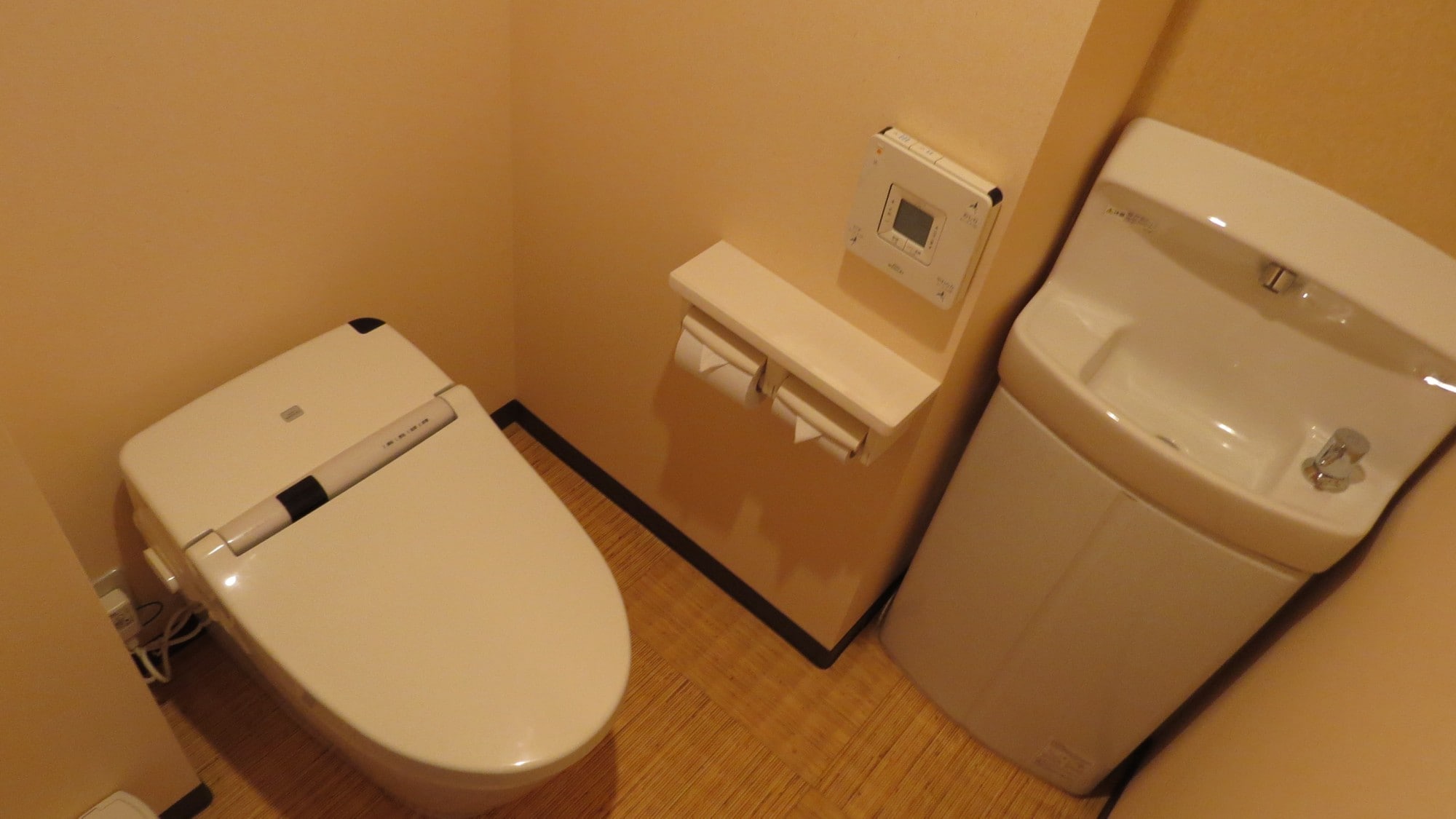 [Rooms] All rooms equipped with washlets