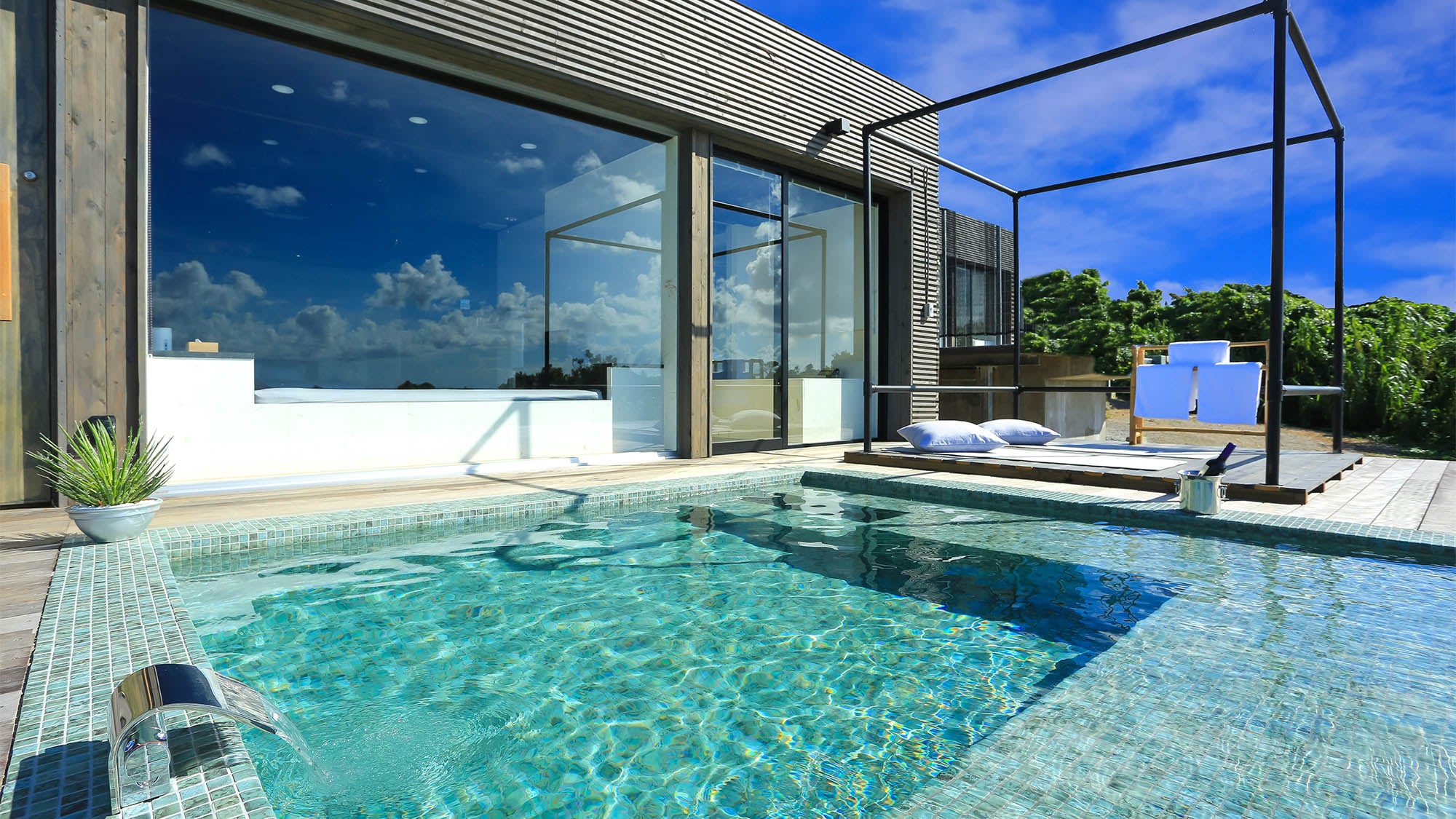 ・A private pool where no one can disturb you