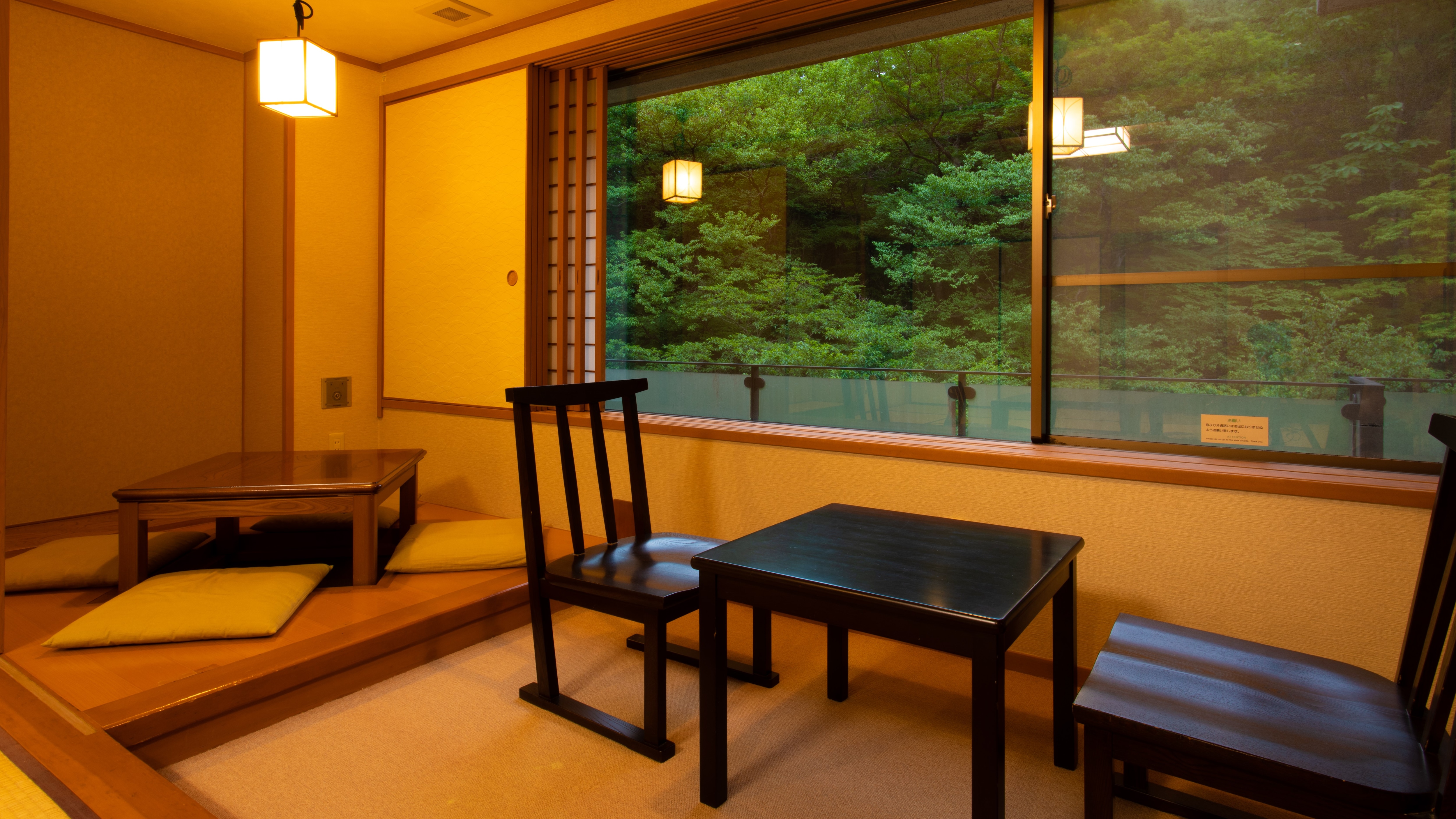 [With sunken kotatsu] Japanese-style room with 10 tatami mats facing the clear Shima River
