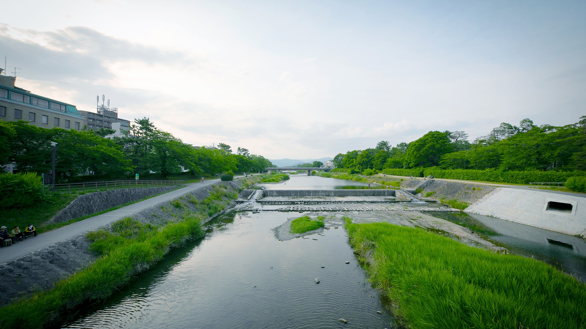 Kamogawa (Kamo River) A hotel where you can enjoy the beautiful nature.