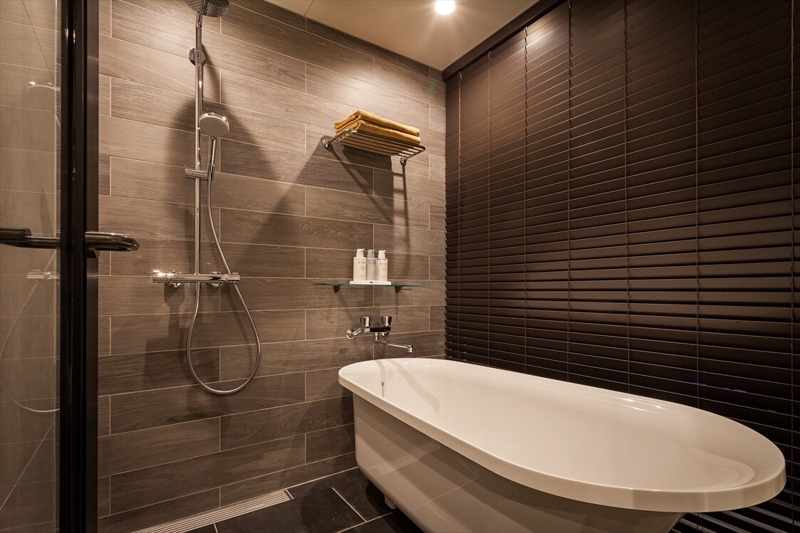 Bathroom with cat-foot bathtub (photographed with blinds closed on 4th to 6th floors)