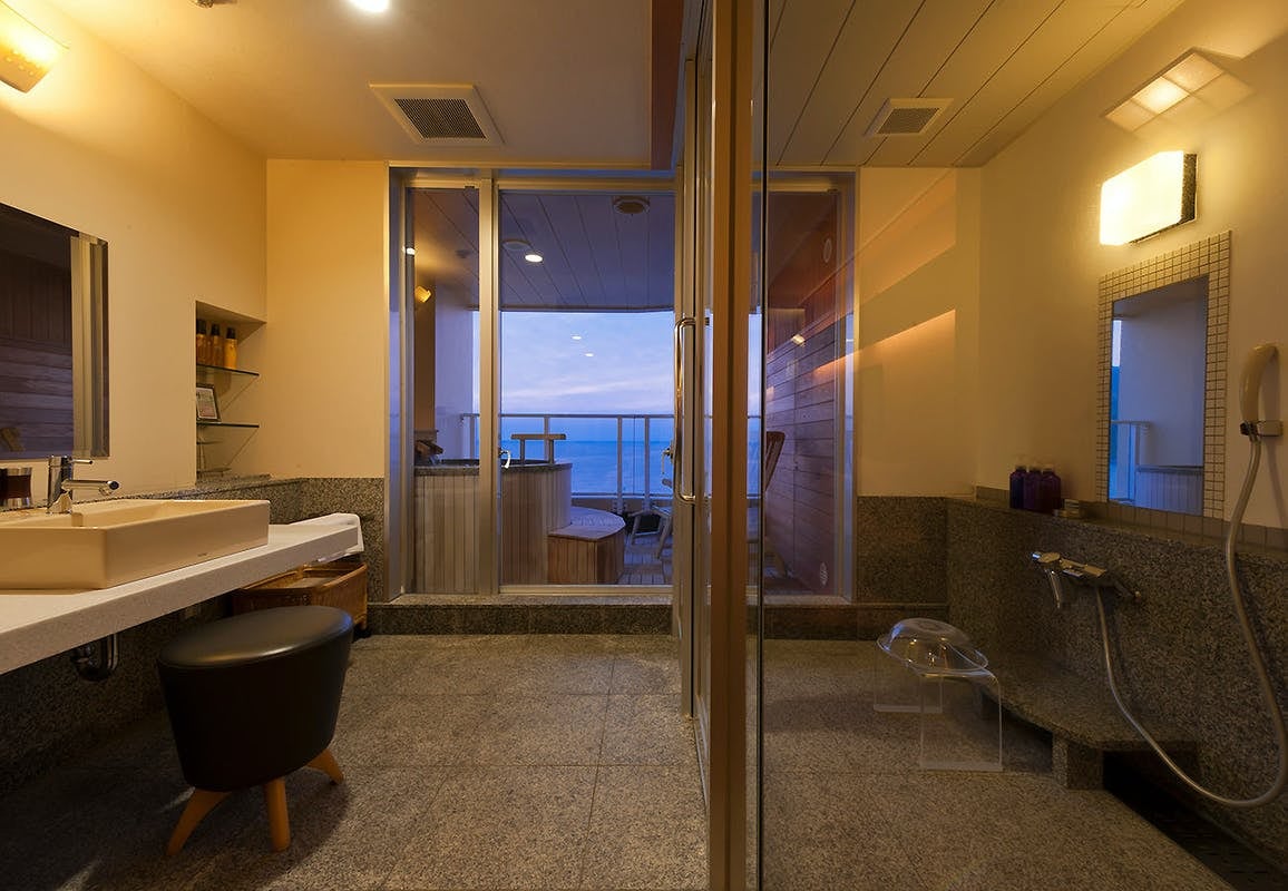 Kamar tamu dengan bak mandi terbuka tipe D2 (dalam ruangan bebas rokok)