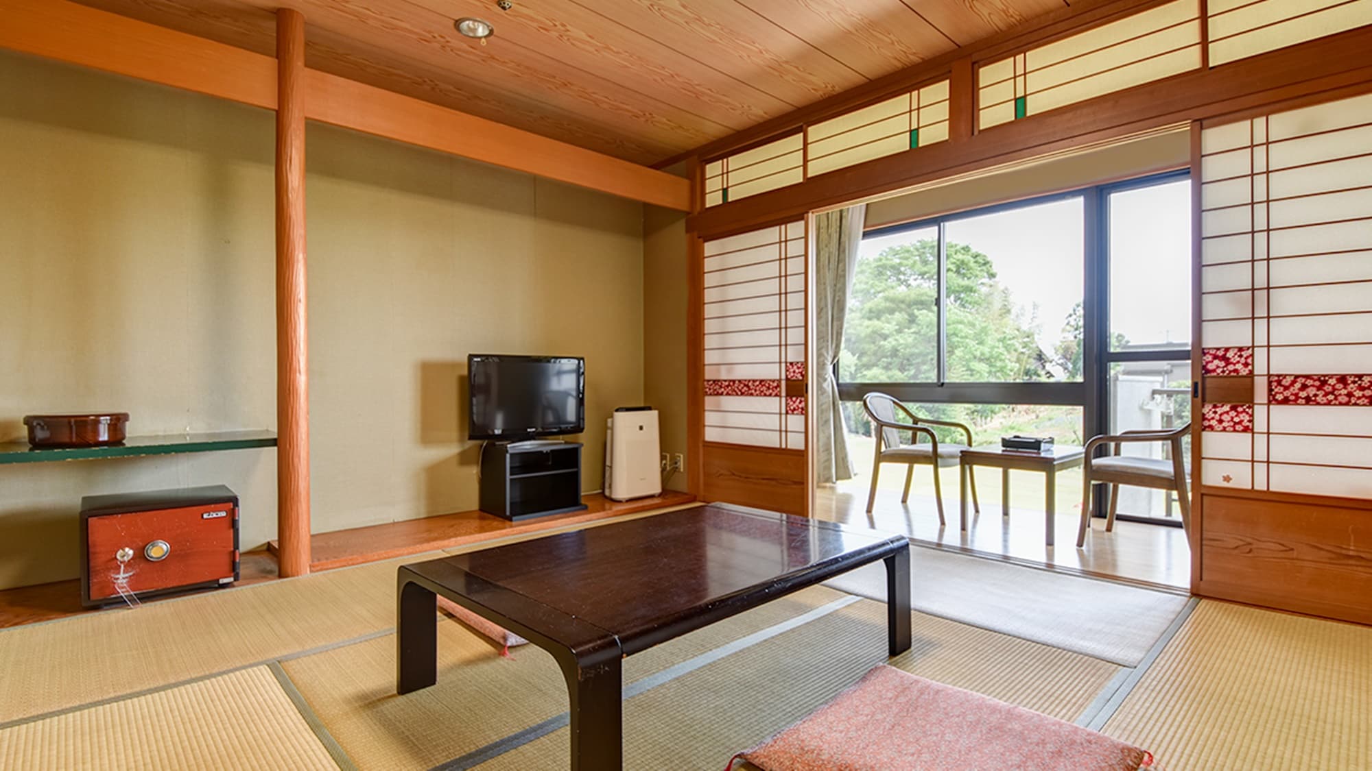 * Room (Japanese-style room 8 tatami mats)