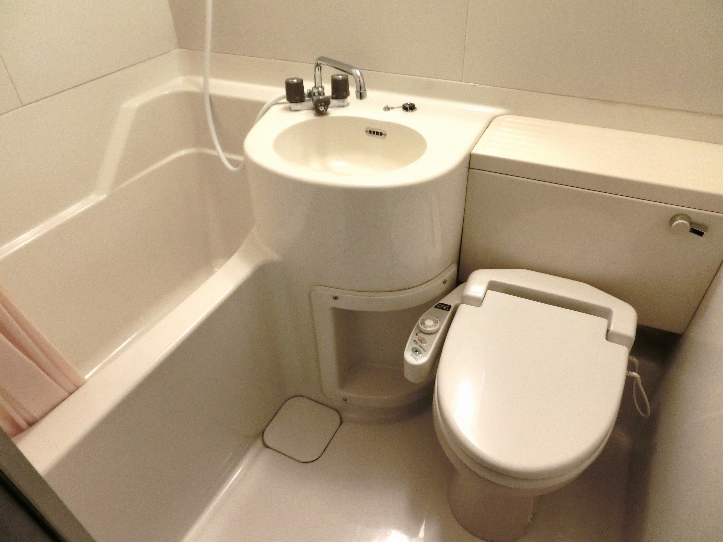 [Guest room unit bath] All rooms are equipped with washlets ♪