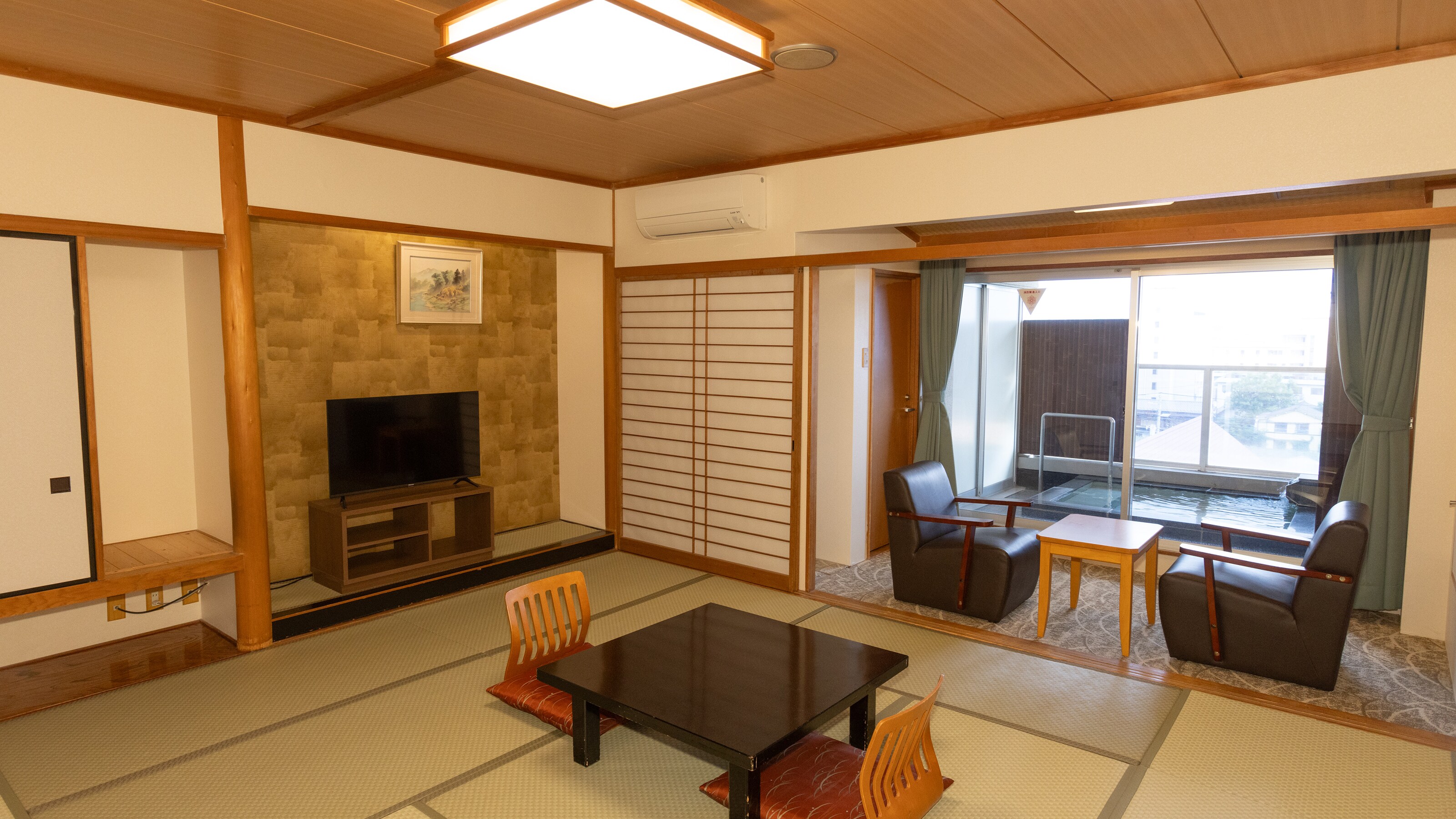 An example of a guest room with an open-air bath