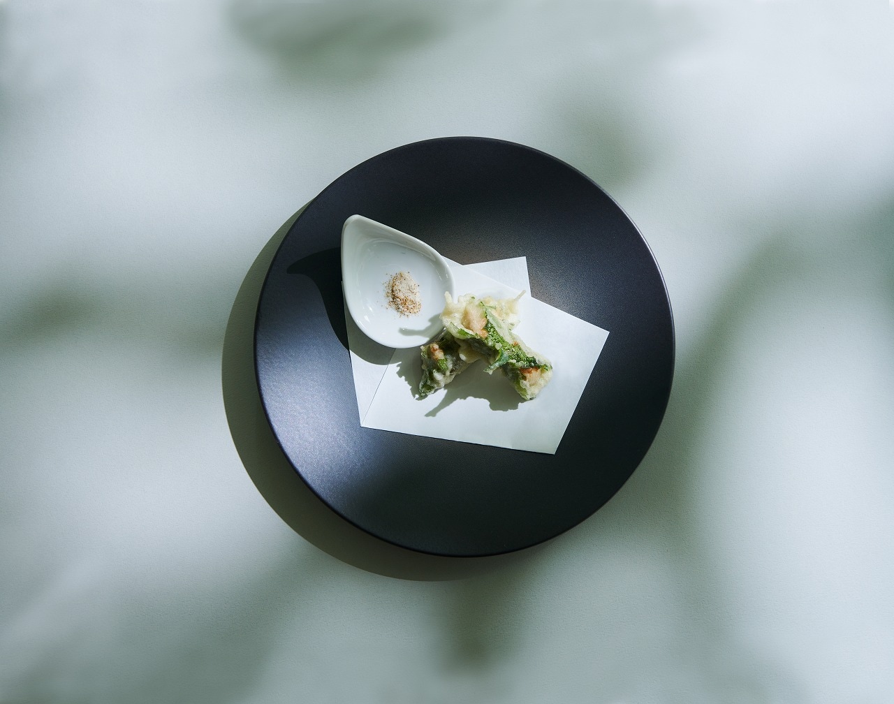 紫蘇葉裹炸藍鰭鮪魚丸子