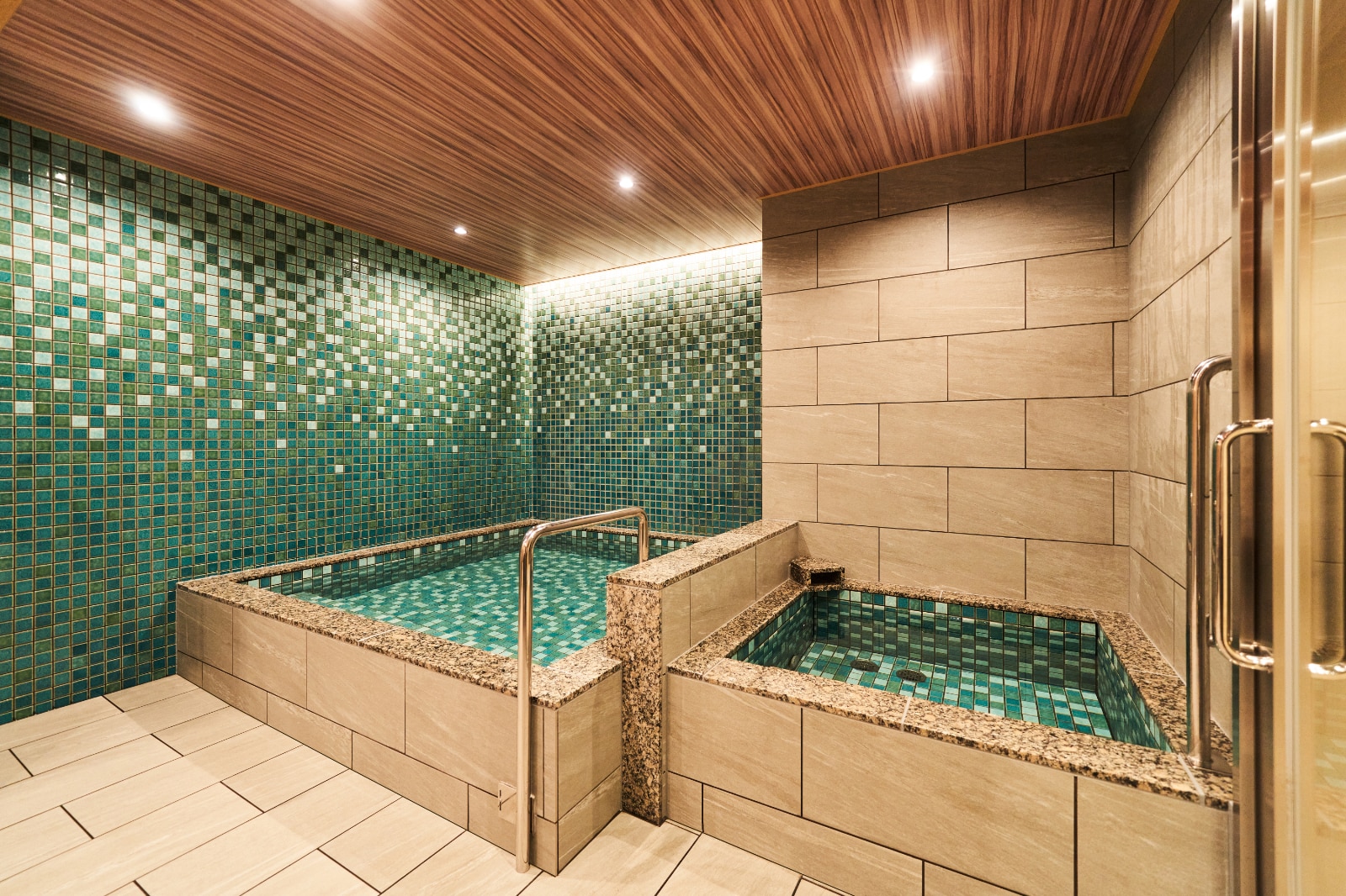 Large communal bath with sauna: Equipped with a sauna and cold bath, you can relax both body and mind.
