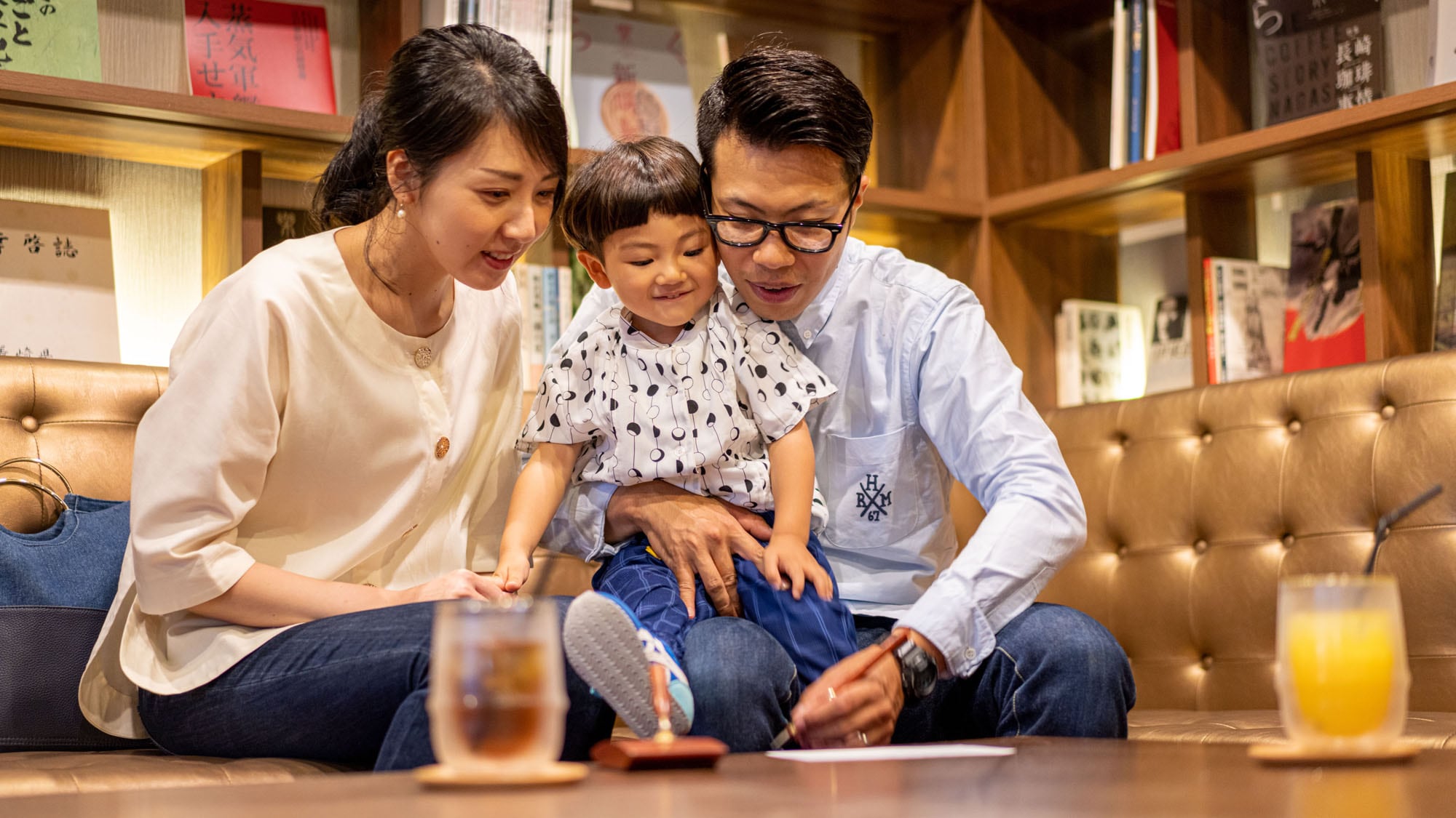 Perpustakaan di lobi hotel dipenuhi dengan buku-buku seni dan buku-buku yang berhubungan dengan Nagasaki.