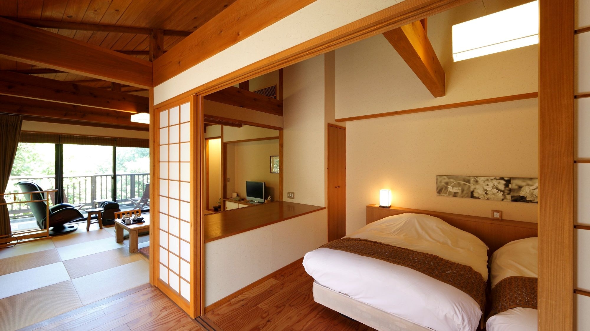 [Villa Mountain Sound 58 sqm] Japanese-modern spacious Japanese-Western style room with triple bed
