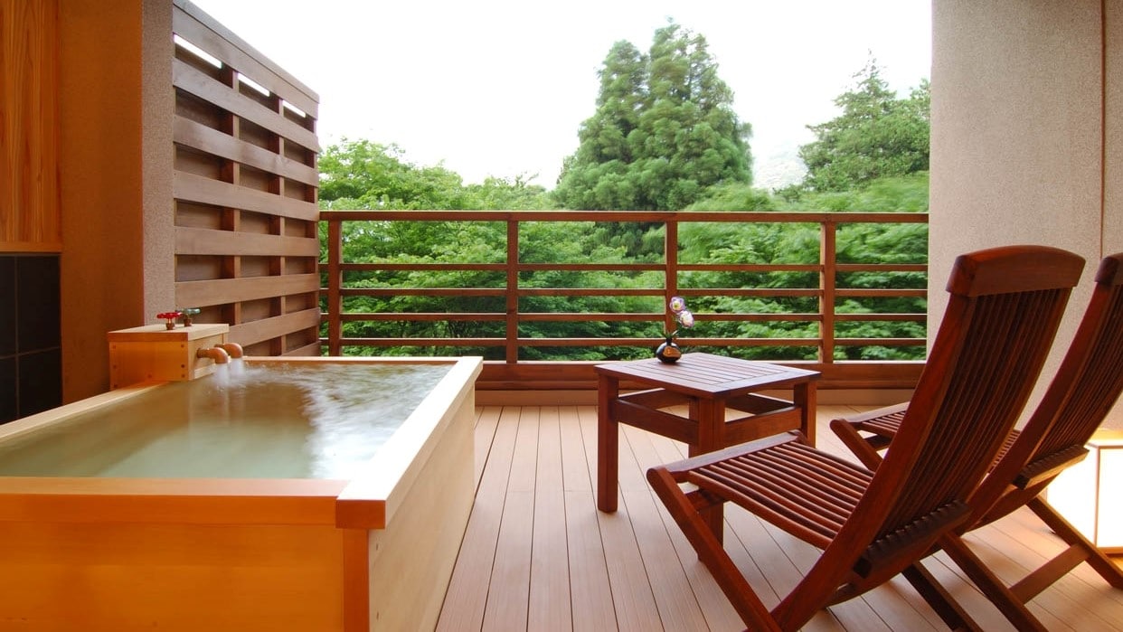 39间水花所日式和西式客房均设有露天柏木浴池。