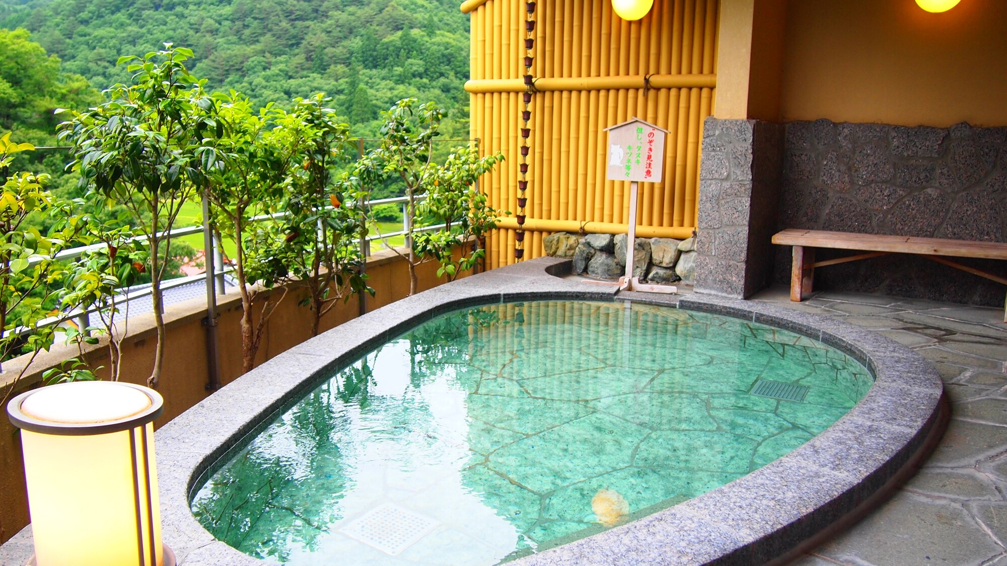 *[Tắm khoáng nóng thiên nhiên ngoài trời]