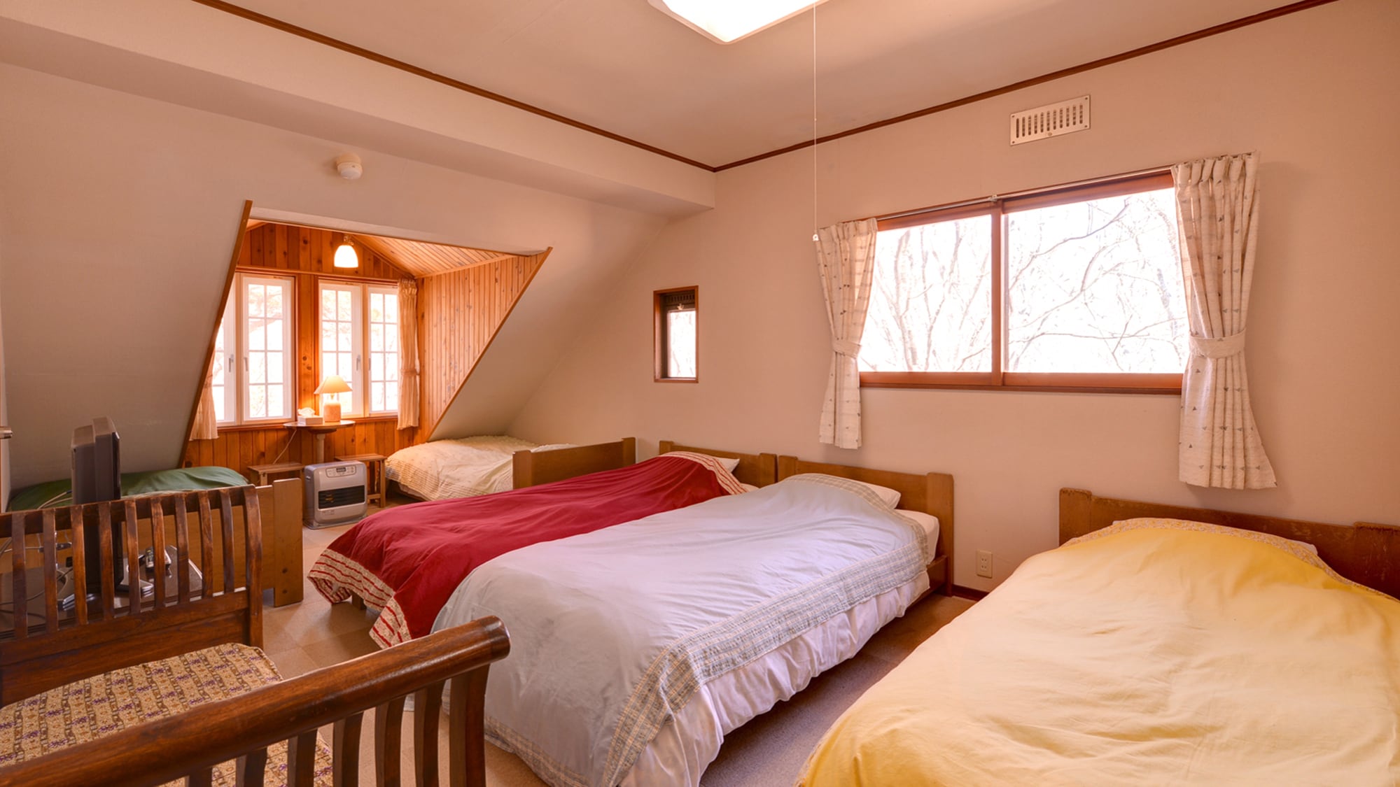 *Western-style room with 5 beds (example of a guest room)/The light coming in through the windows brightens the room. Wake up to gentle natural light in the morning.
