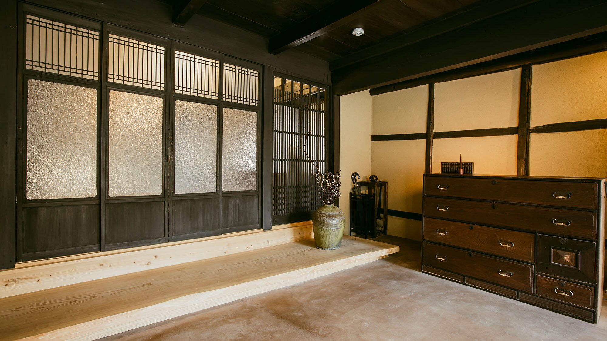 Villa148_Entrance (A stately entrance that makes use of old fittings.)