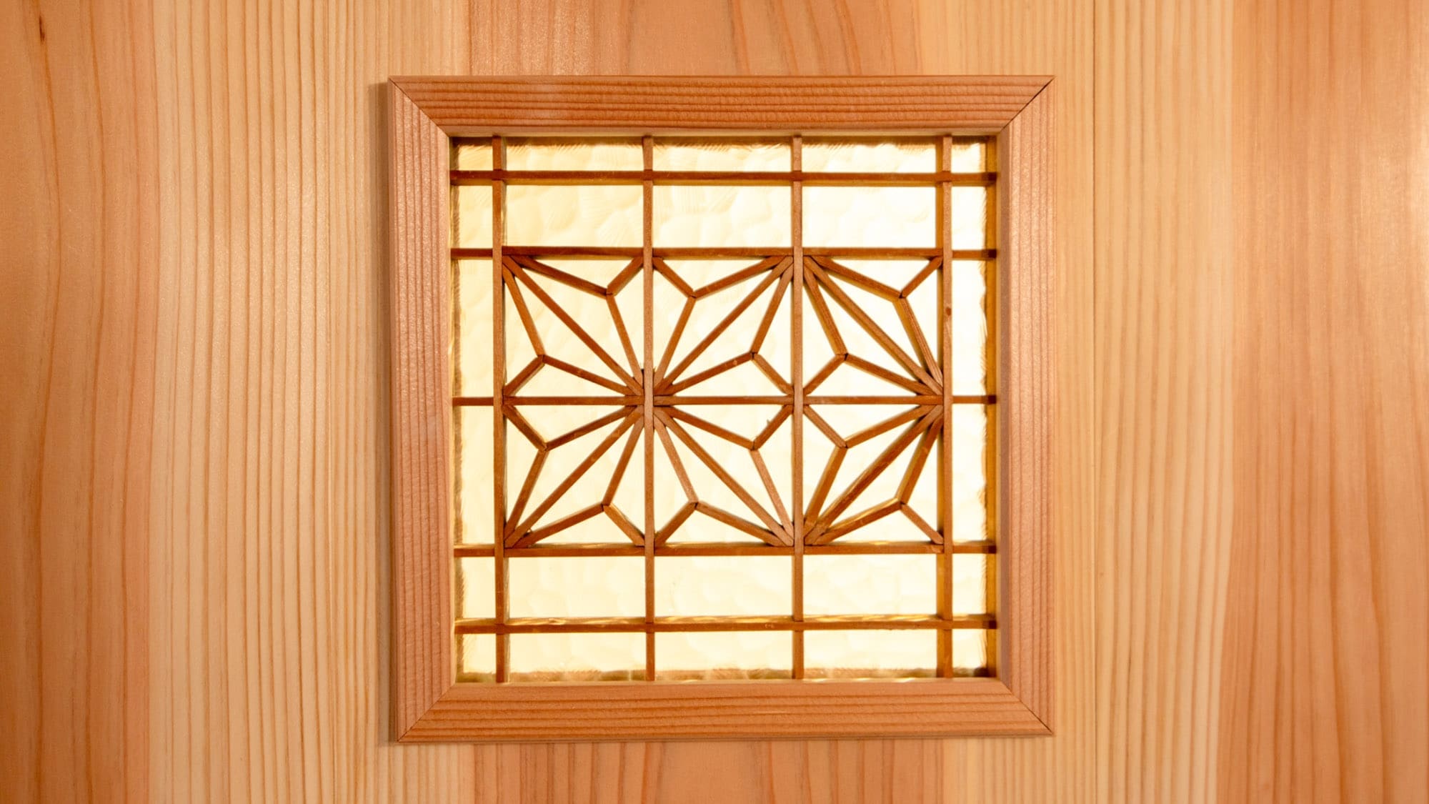 ・[Interior] The skylights are decorated with kumiko patterns with a hemp leaf motif.