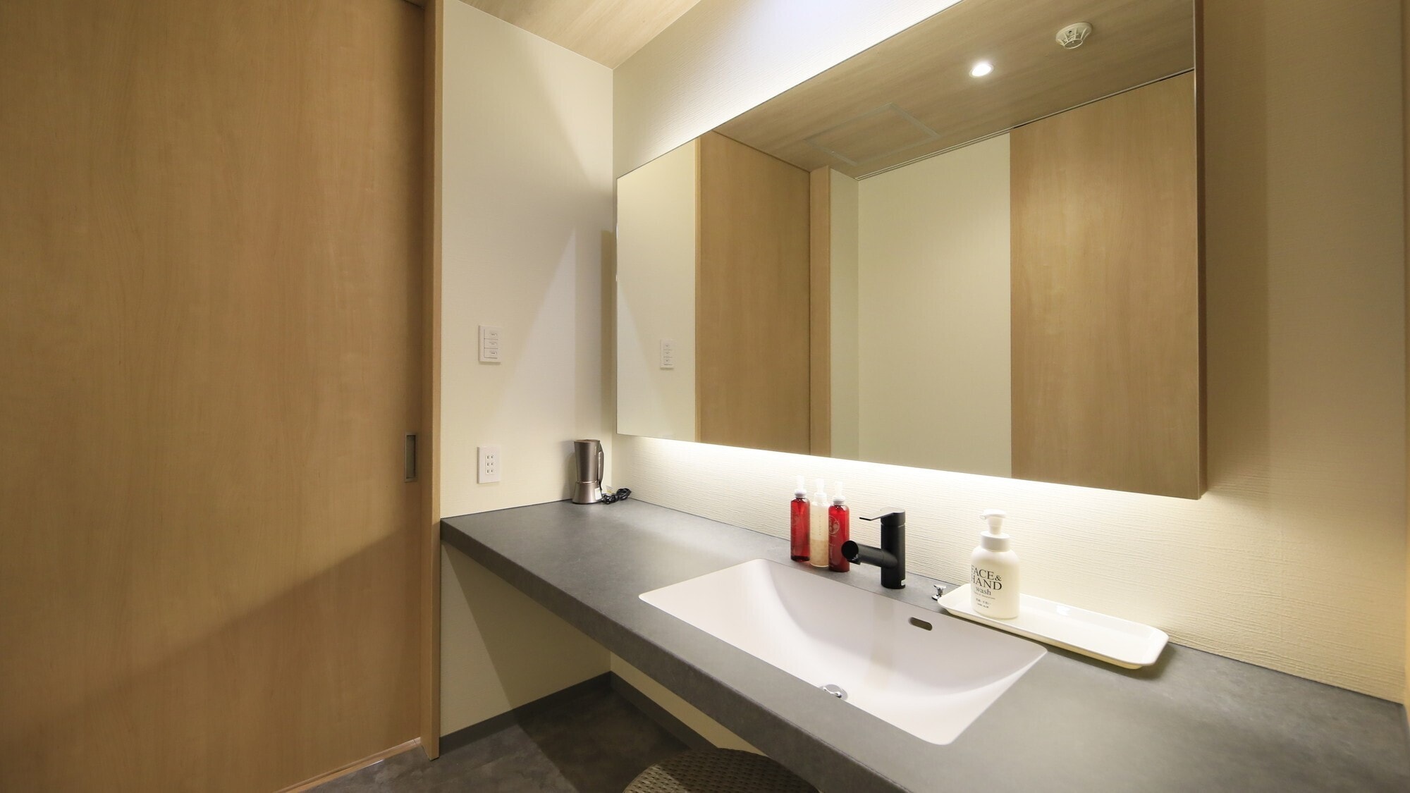 [Renovated West Wing Guest Rooms] The sink is wide, making it easy to put on makeup.