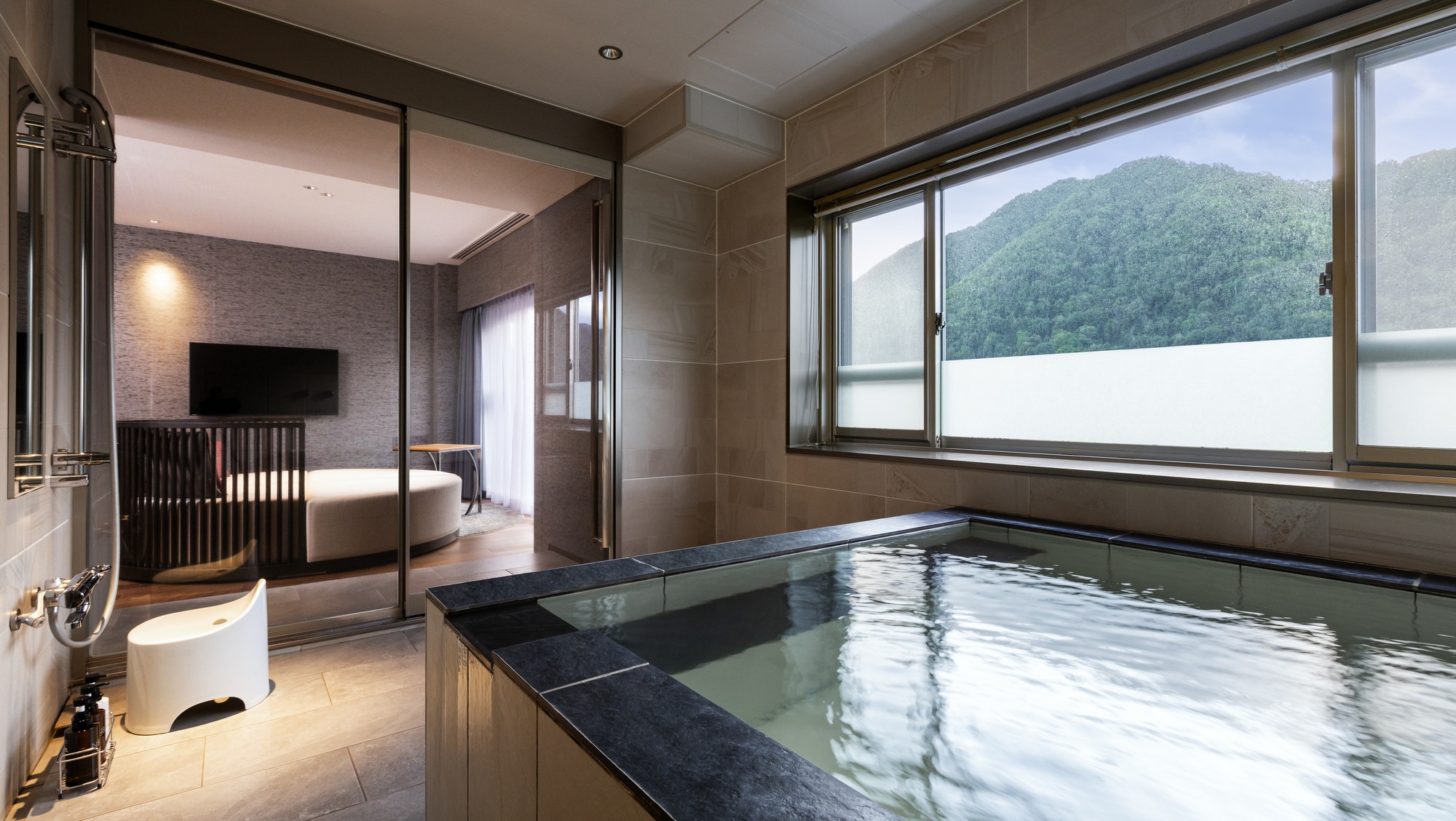 [Premium Room] Enjoy a luxurious time soaking in the panoramic bath and enjoying the view all to yourself