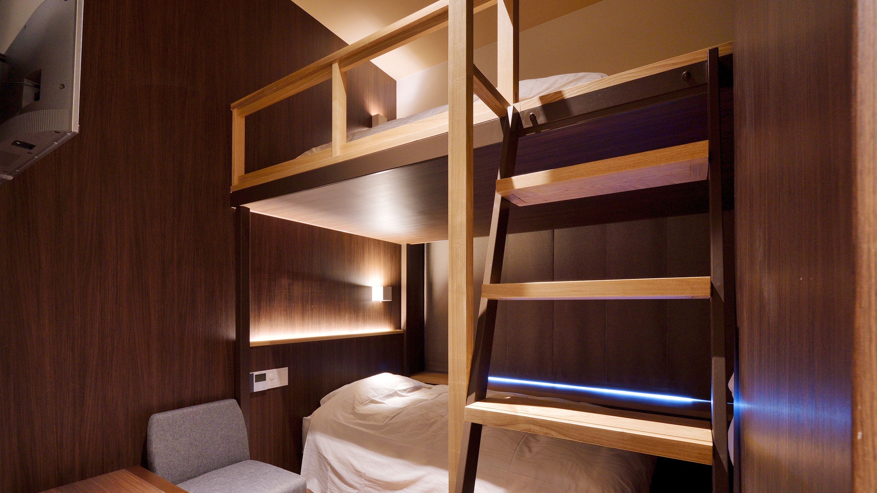 "Twin Room" (bunk bed)