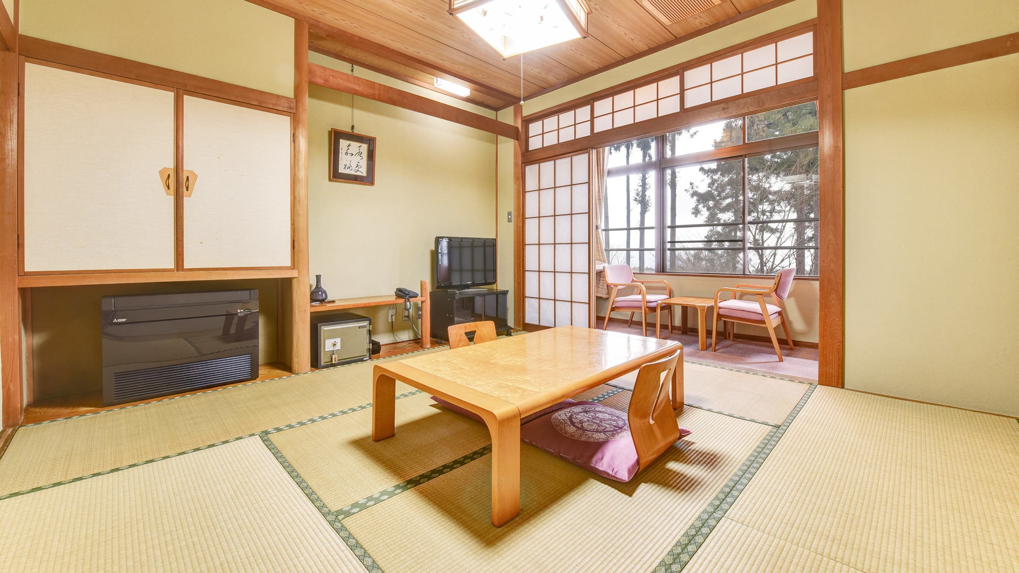 *[Guest room example] Japanese-style room (8 tatami mats) (with toilet)