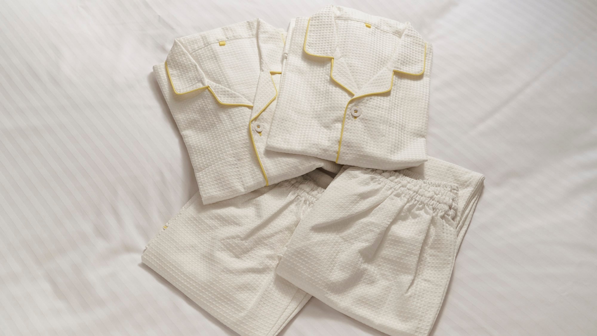 [Common amenities] Separate top and bottom nightwear is provided.