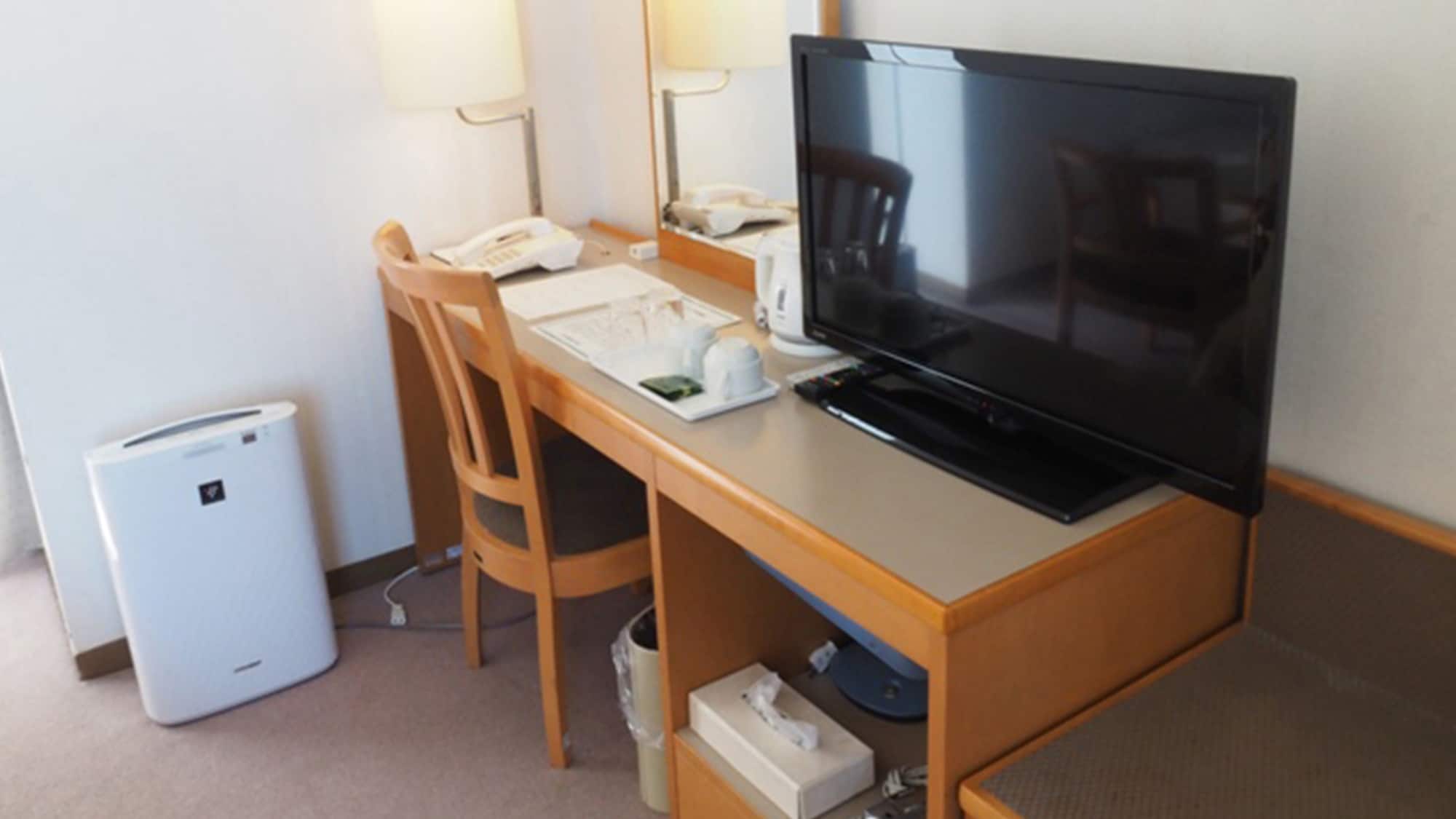 ・ There is also a desk next to the TV (Western room)
