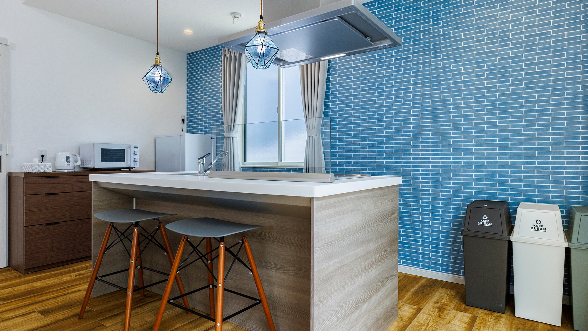 [La Ohana 2] A refreshing kitchen decorated in blue.