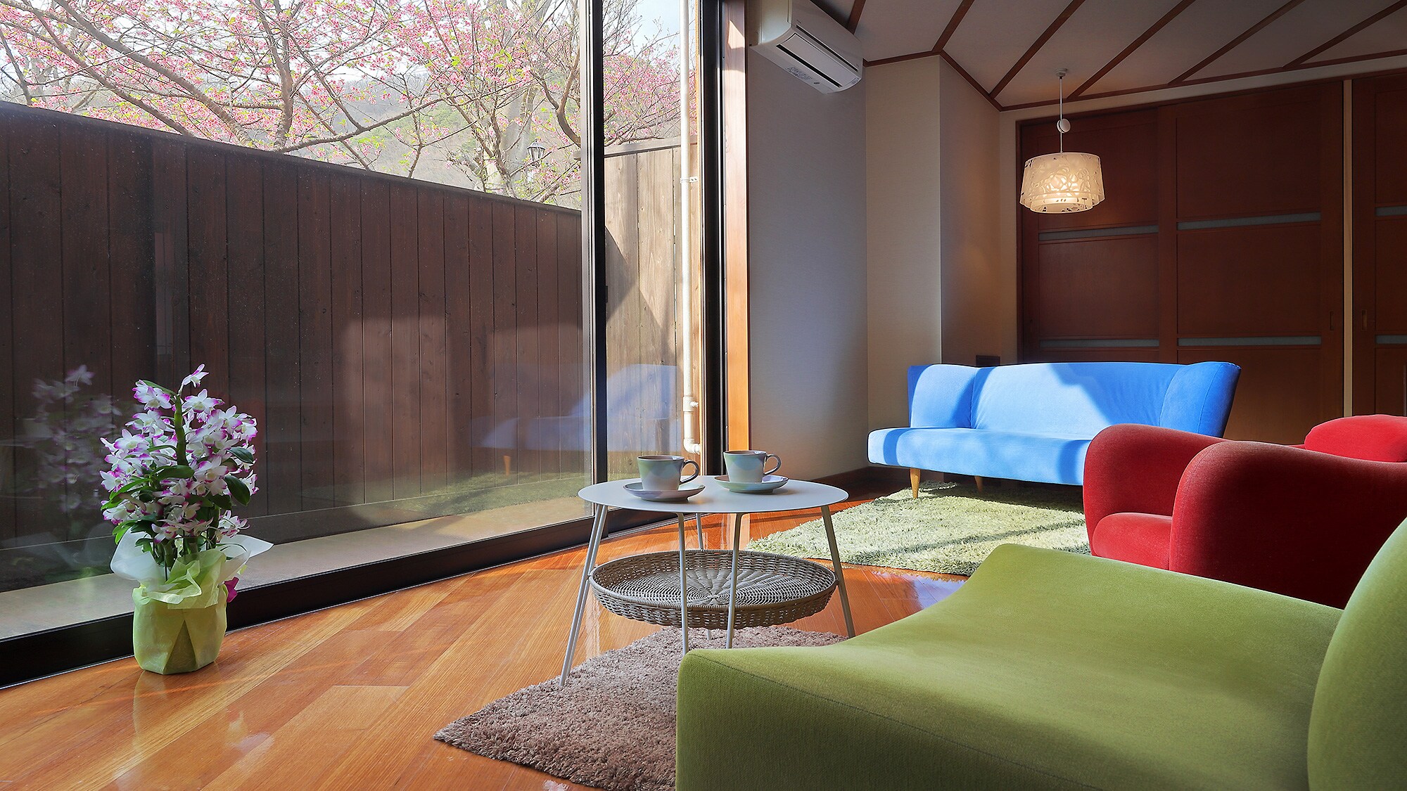 Customer-only cafe lounge (spring)